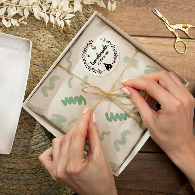 Handmade by Wunschname Aufkleber - 4,5 cm Runde Personalisierte Verkäuferetiketten - FOTOFOL