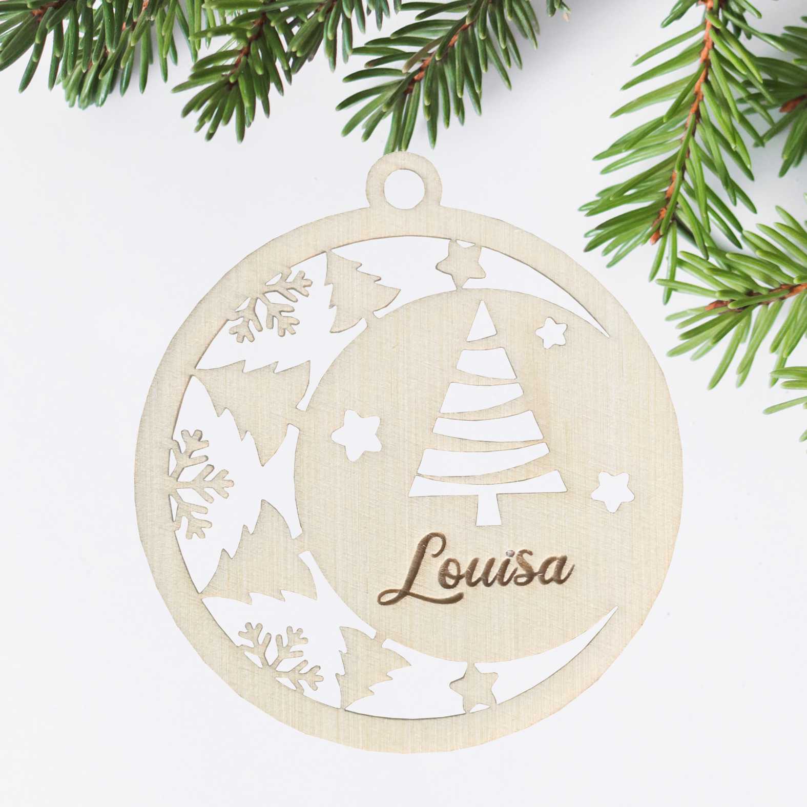 FOTOFOL Personalisierte Weihnachtskugeln aus Holz | Christbaumkugeln mit Namen | Schmücken Sie Ihren Baum oder Tisch mit bezaubernden Weihnachtskugeln aus Holz | Gestalte deine personalisierten Weihnachtskugeln ganz einfach selbst und schaffe so eine bleibende Erinnerung.