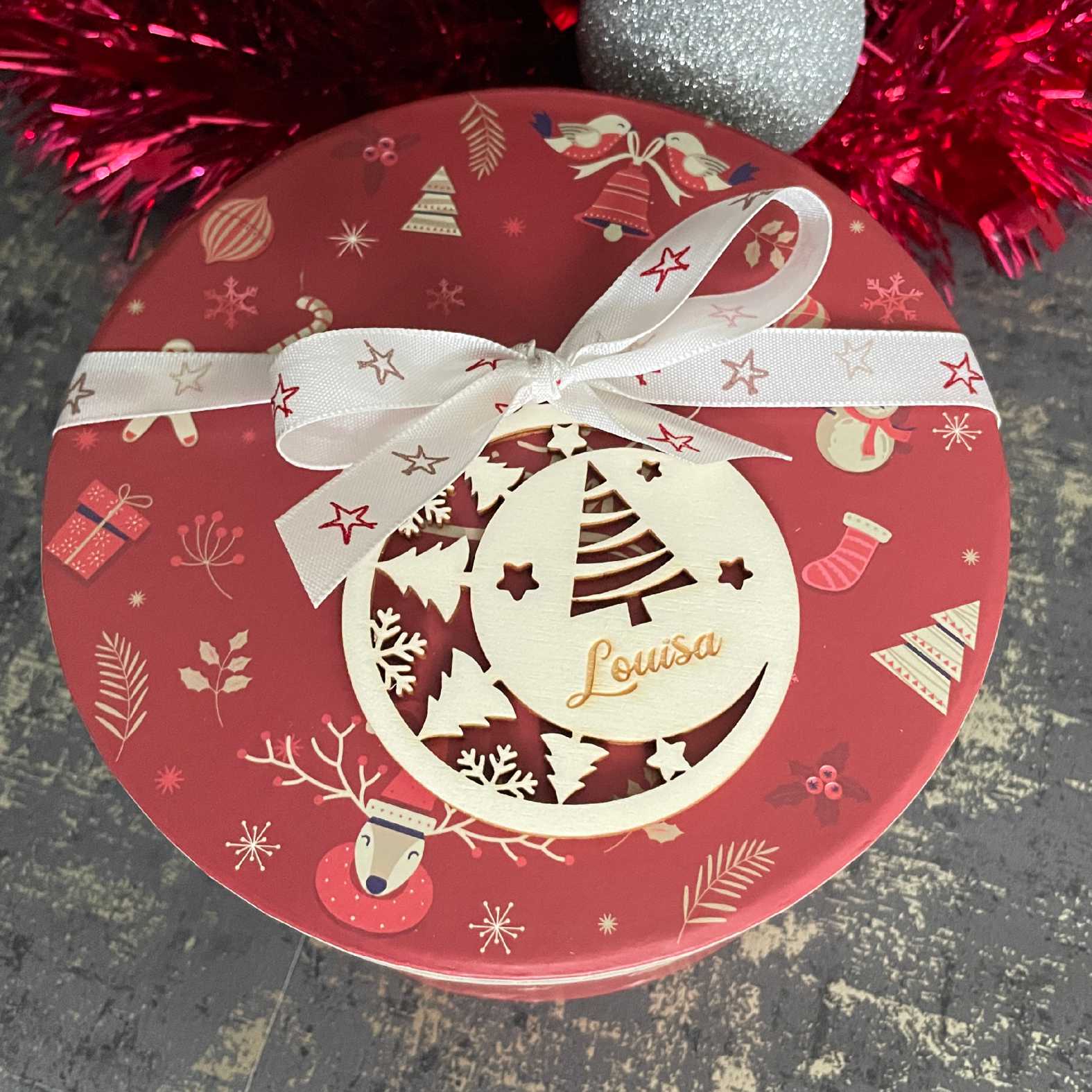 FOTOFOL Personalisierte Weihnachtskugeln aus Holz | Christbaumkugeln mit Namen | Schmücken Sie Ihren Baum oder Tisch mit bezaubernden Weihnachtskugeln aus Holz | Gestalte deine personalisierten Weihnachtskugeln ganz einfach selbst und schaffe so eine bleibende Erinnerung.