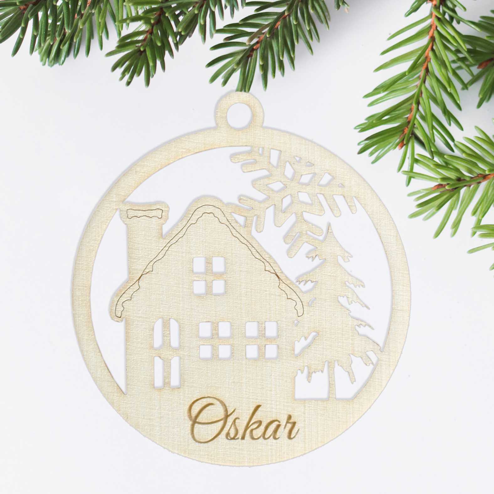 FOTOFOL Personalisierte Weihnachtskugeln aus Holz | Christbaumkugeln mit Namen | Schmücken Sie Ihren Baum oder Tisch mit bezaubernden Weihnachtskugeln aus Holz | Gestalte deine personalisierten Weihnachtskugeln ganz einfach selbst und schaffe so eine bleibende Erinnerung.