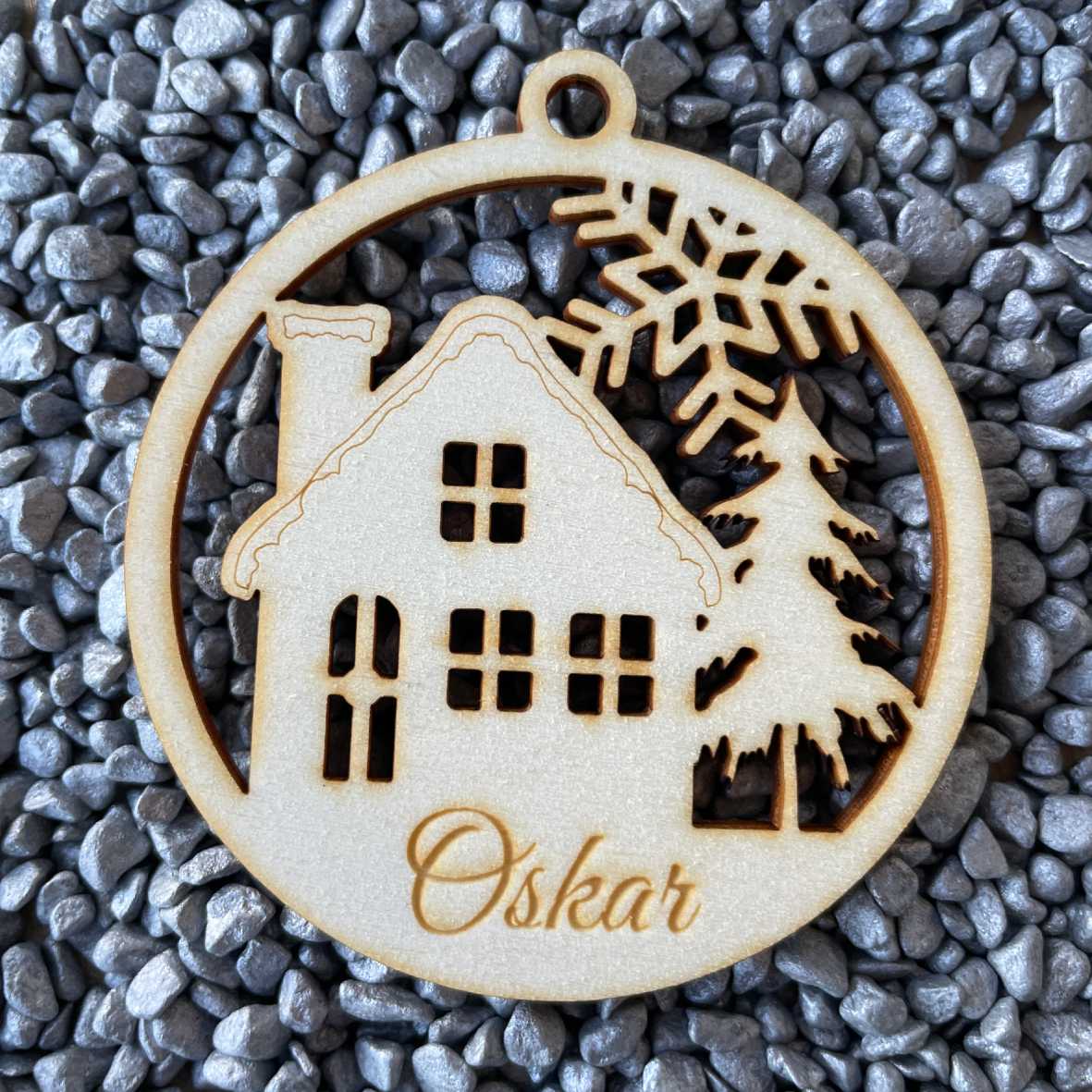 FOTOFOL Personalisierte Weihnachtskugeln aus Holz | Christbaumkugeln mit Namen | Schmücken Sie Ihren Baum oder Tisch mit bezaubernden Weihnachtskugeln aus Holz | Gestalte deine personalisierten Weihnachtskugeln ganz einfach selbst und schaffe so eine bleibende Erinnerung.