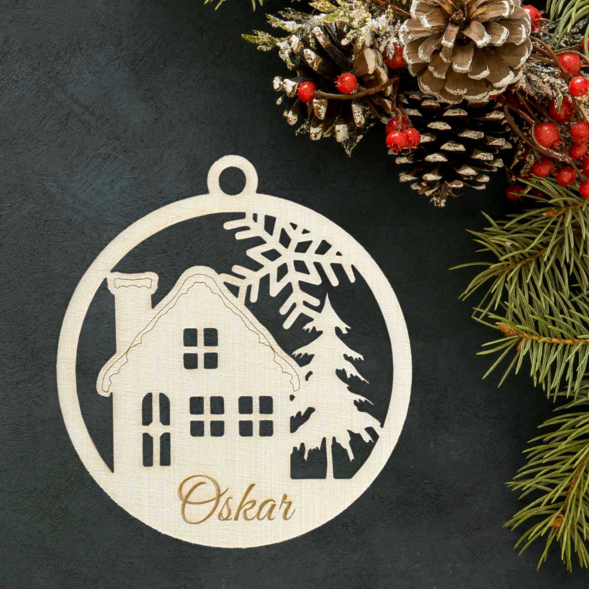 FOTOFOL Personalisierte Weihnachtskugeln aus Holz | Christbaumkugeln mit Namen | Schmücken Sie Ihren Baum oder Tisch mit bezaubernden Weihnachtskugeln aus Holz | Gestalte deine personalisierten Weihnachtskugeln ganz einfach selbst und schaffe so eine bleibende Erinnerung.