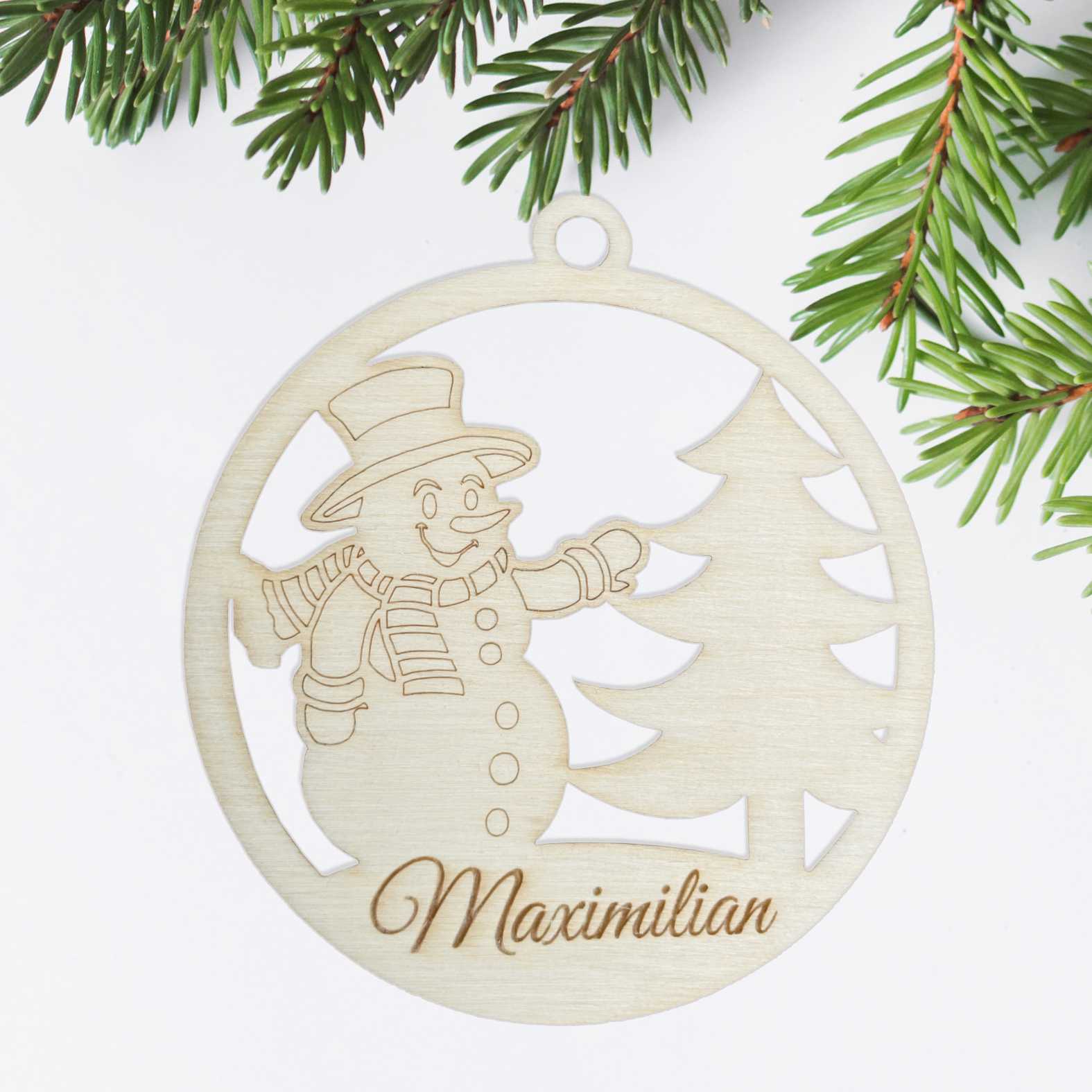 FOTOFOL Personalisierte Weihnachtskugeln aus Holz | Christbaumkugeln mit Namen | Schmücken Sie Ihren Baum oder Tisch mit bezaubernden Weihnachtskugeln aus Holz | Gestalte deine personalisierten Weihnachtskugeln ganz einfach selbst und schaffe so eine bleibende Erinnerung.