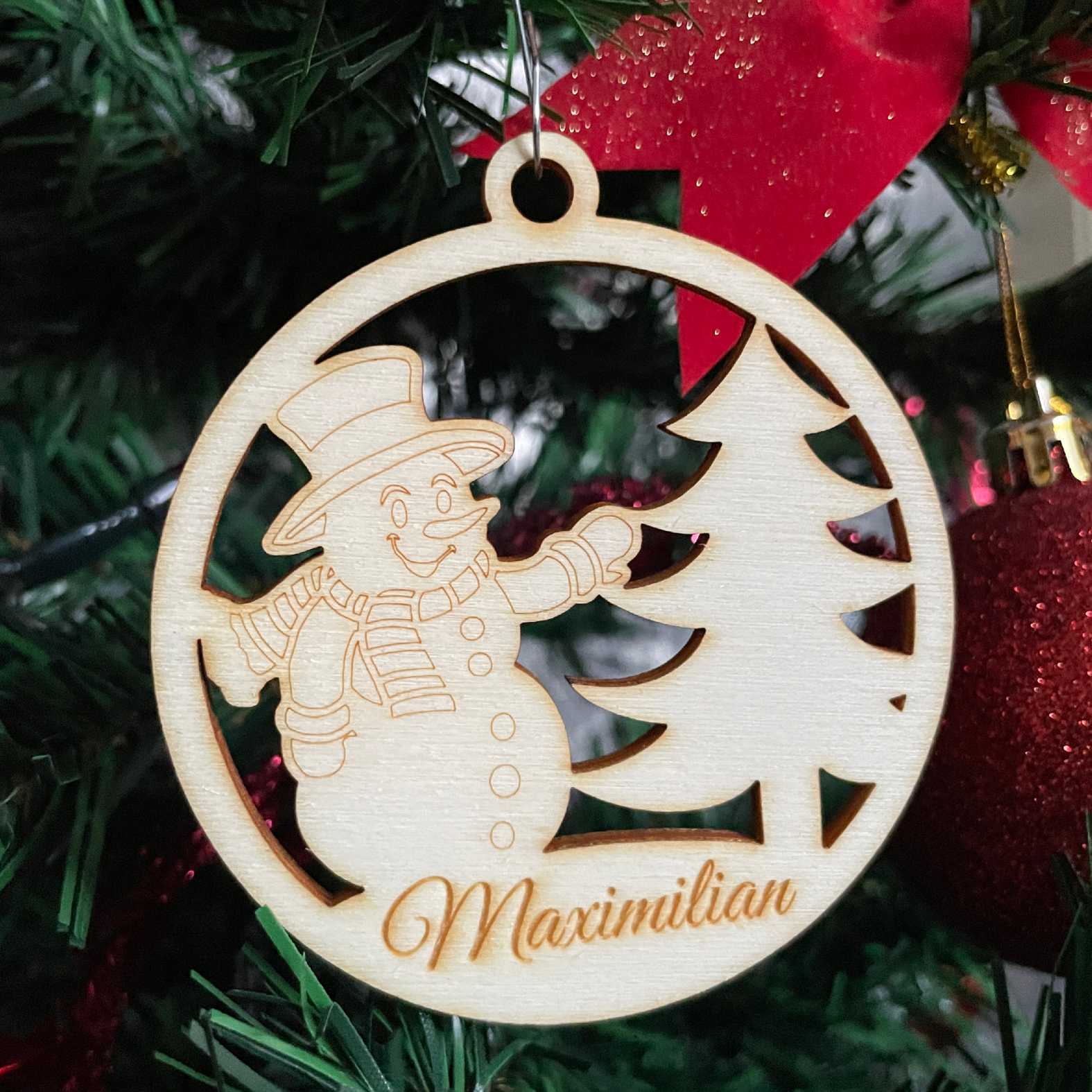 FOTOFOL Personalisierte Weihnachtskugeln aus Holz | Christbaumkugeln mit Namen | Schmücken Sie Ihren Baum oder Tisch mit bezaubernden Weihnachtskugeln aus Holz | Gestalte deine personalisierten Weihnachtskugeln ganz einfach selbst und schaffe so eine bleibende Erinnerung.
