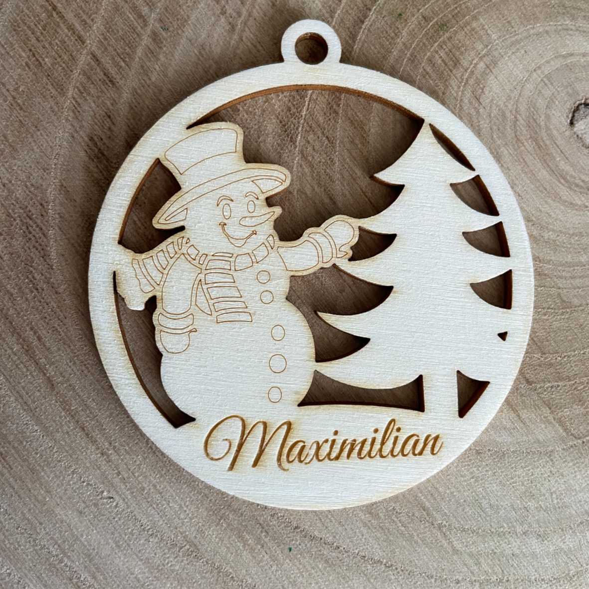 FOTOFOL Personalisierte Weihnachtskugeln aus Holz | Christbaumkugeln mit Namen | Schmücken Sie Ihren Baum oder Tisch mit bezaubernden Weihnachtskugeln aus Holz | Gestalte deine personalisierten Weihnachtskugeln ganz einfach selbst und schaffe so eine bleibende Erinnerung.