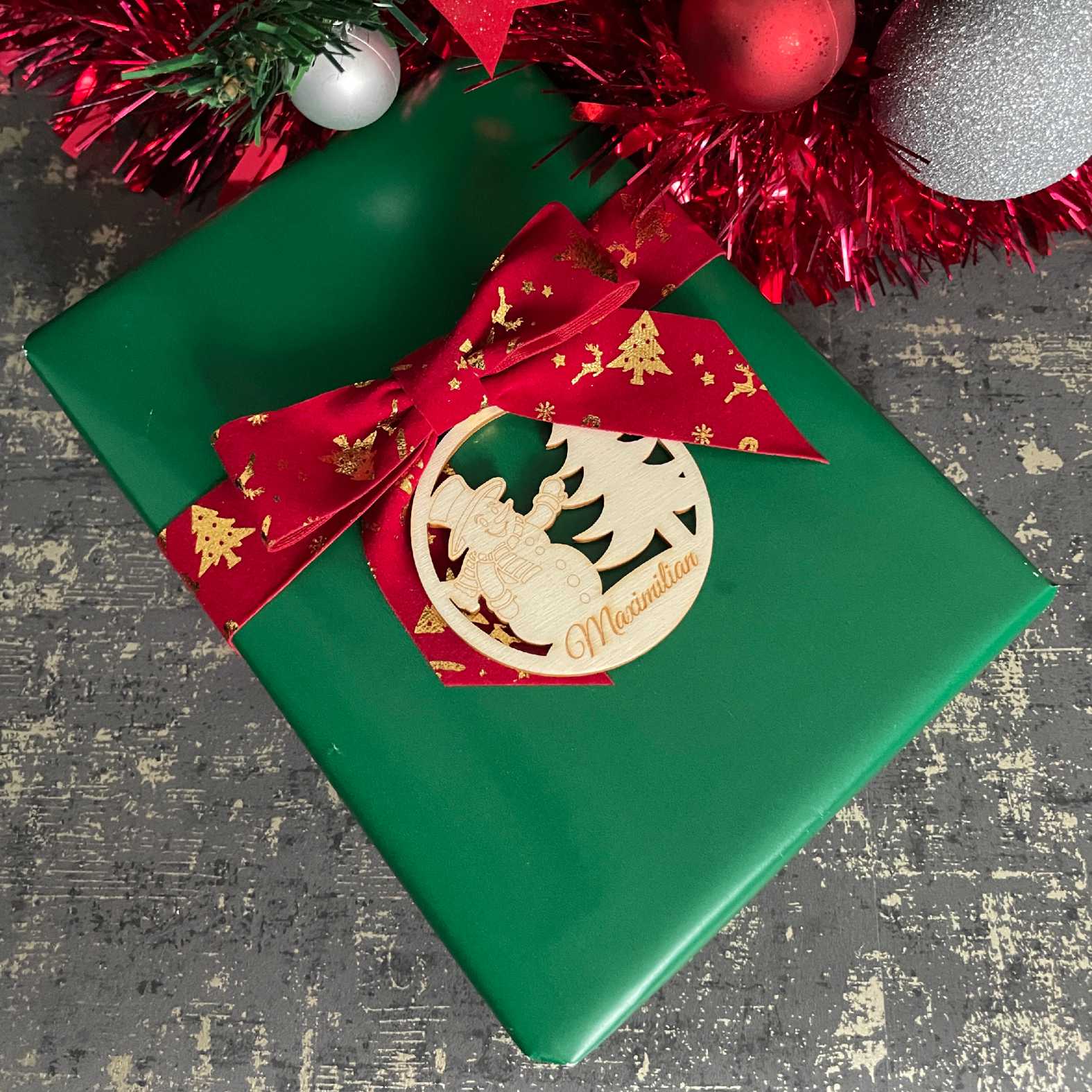 Weihnachten Kugel Anhänger aus natürlichem Birkensperrholz mit Wunschnamen - FOTOFOL