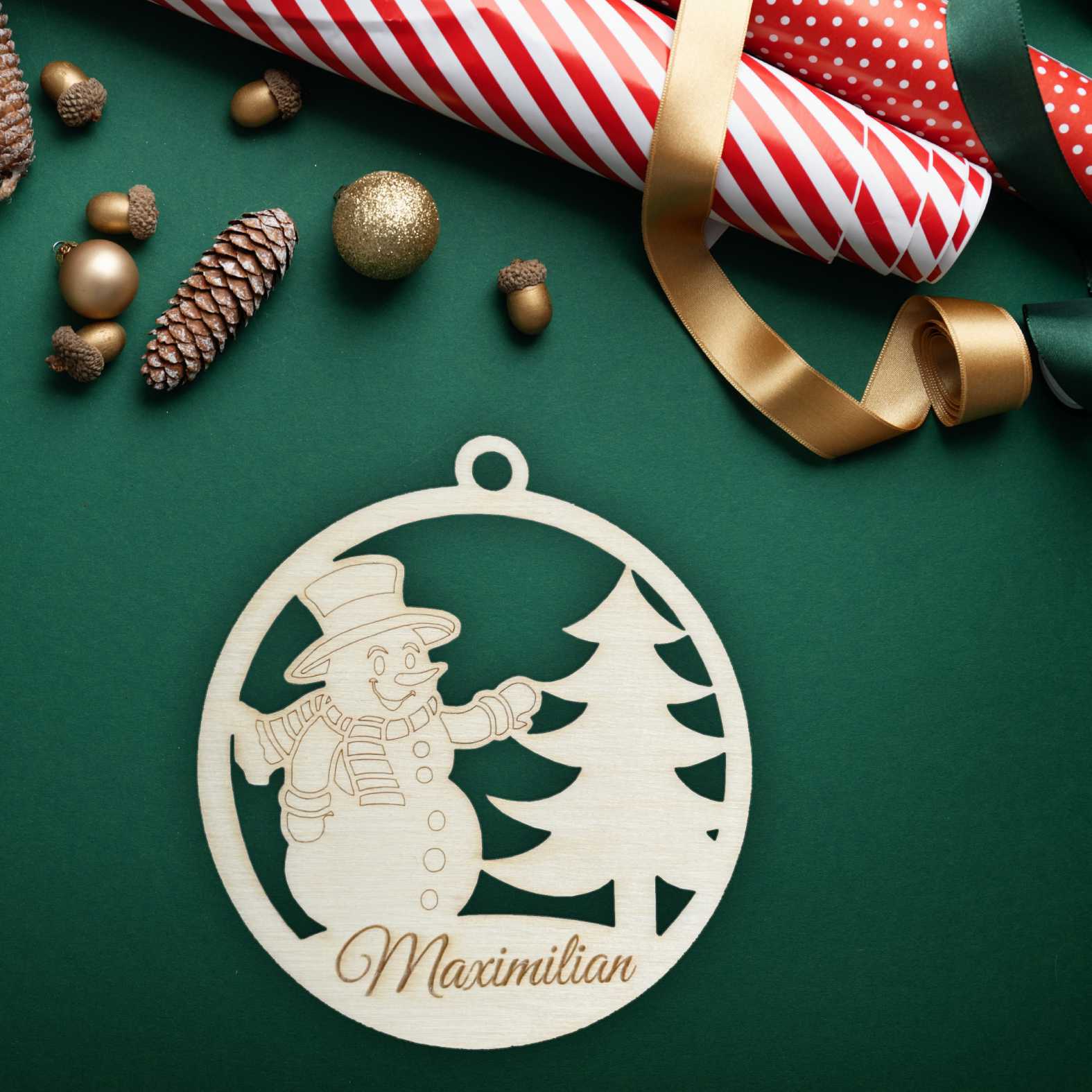 FOTOFOL Personalisierte Weihnachtskugeln aus Holz | Christbaumkugeln mit Namen | Schmücken Sie Ihren Baum oder Tisch mit bezaubernden Weihnachtskugeln aus Holz | Gestalte deine personalisierten Weihnachtskugeln ganz einfach selbst und schaffe so eine bleibende Erinnerung.