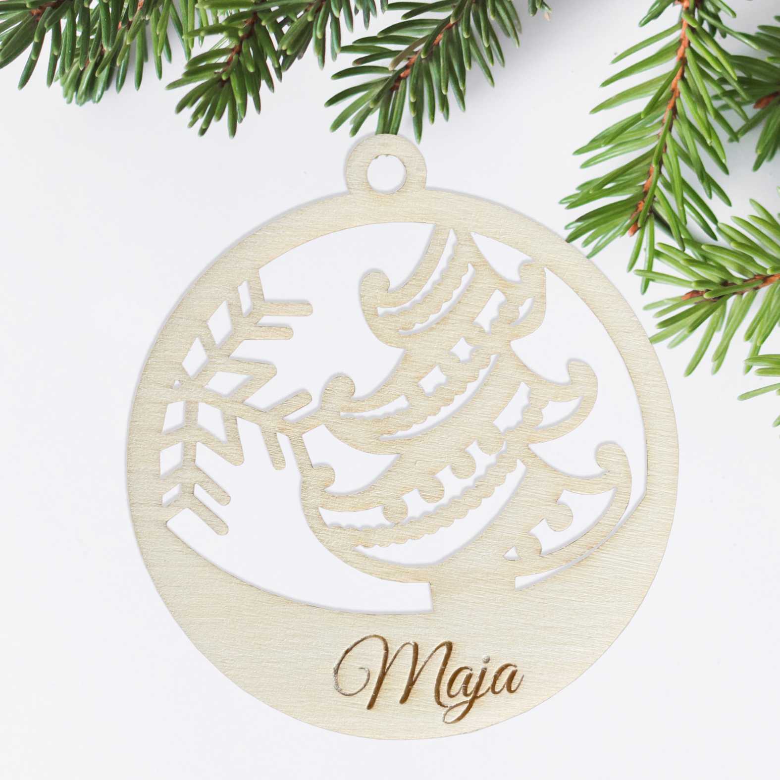 FOTOFOL Personalisierte Weihnachtskugeln aus Holz | Christbaumkugeln mit Namen | Schmücken Sie Ihren Baum oder Tisch mit bezaubernden Weihnachtskugeln aus Holz
Gestalte deine personalisierten Weihnachtskugeln ganz einfach selbst und schaffe so eine bleibende Erinnerung.