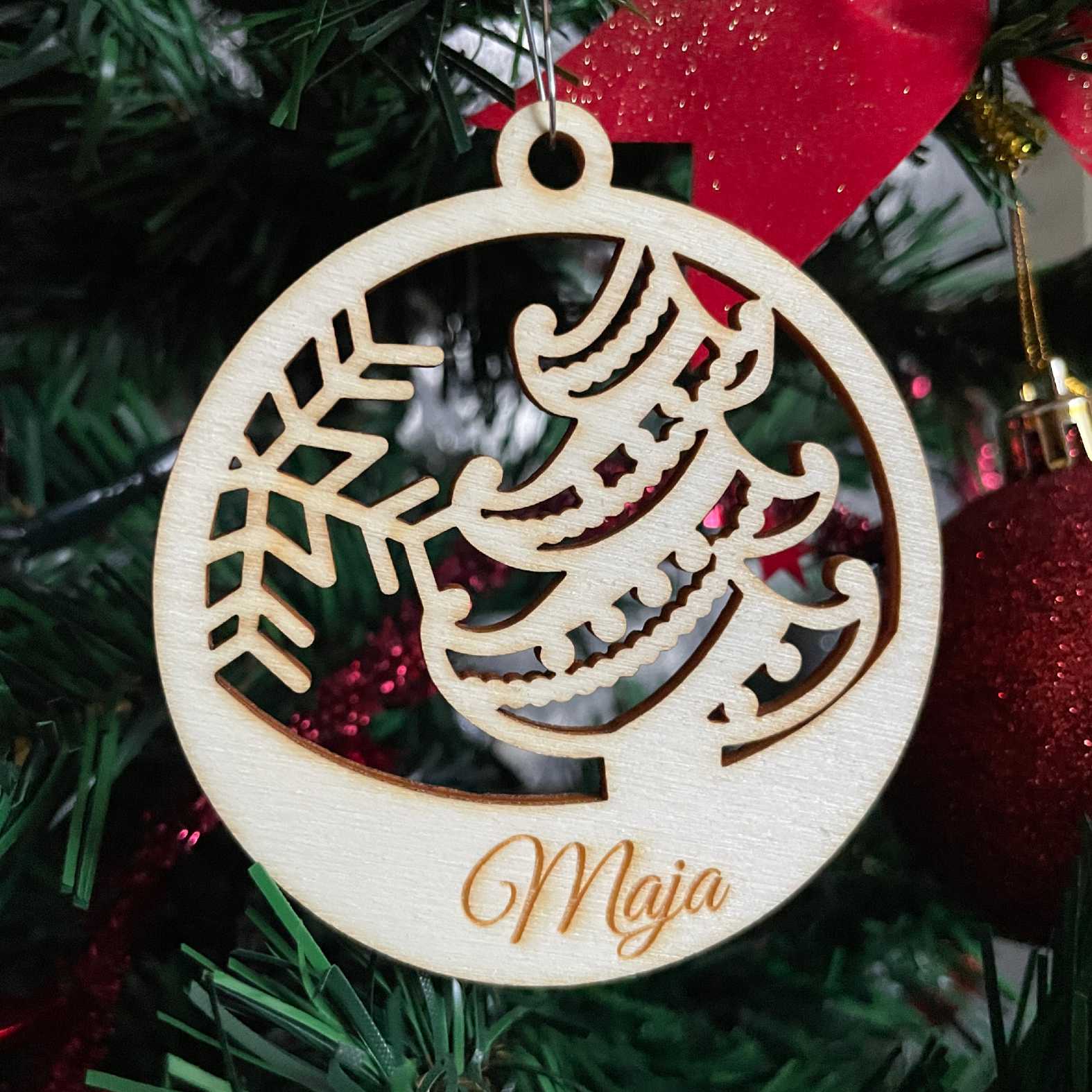 FOTOFOL Personalisierte Weihnachtskugeln aus Holz | Christbaumkugeln mit Namen | Schmücken Sie Ihren Baum oder Tisch mit bezaubernden Weihnachtskugeln aus Holz
Gestalte deine personalisierten Weihnachtskugeln ganz einfach selbst und schaffe so eine bleibende Erinnerung.