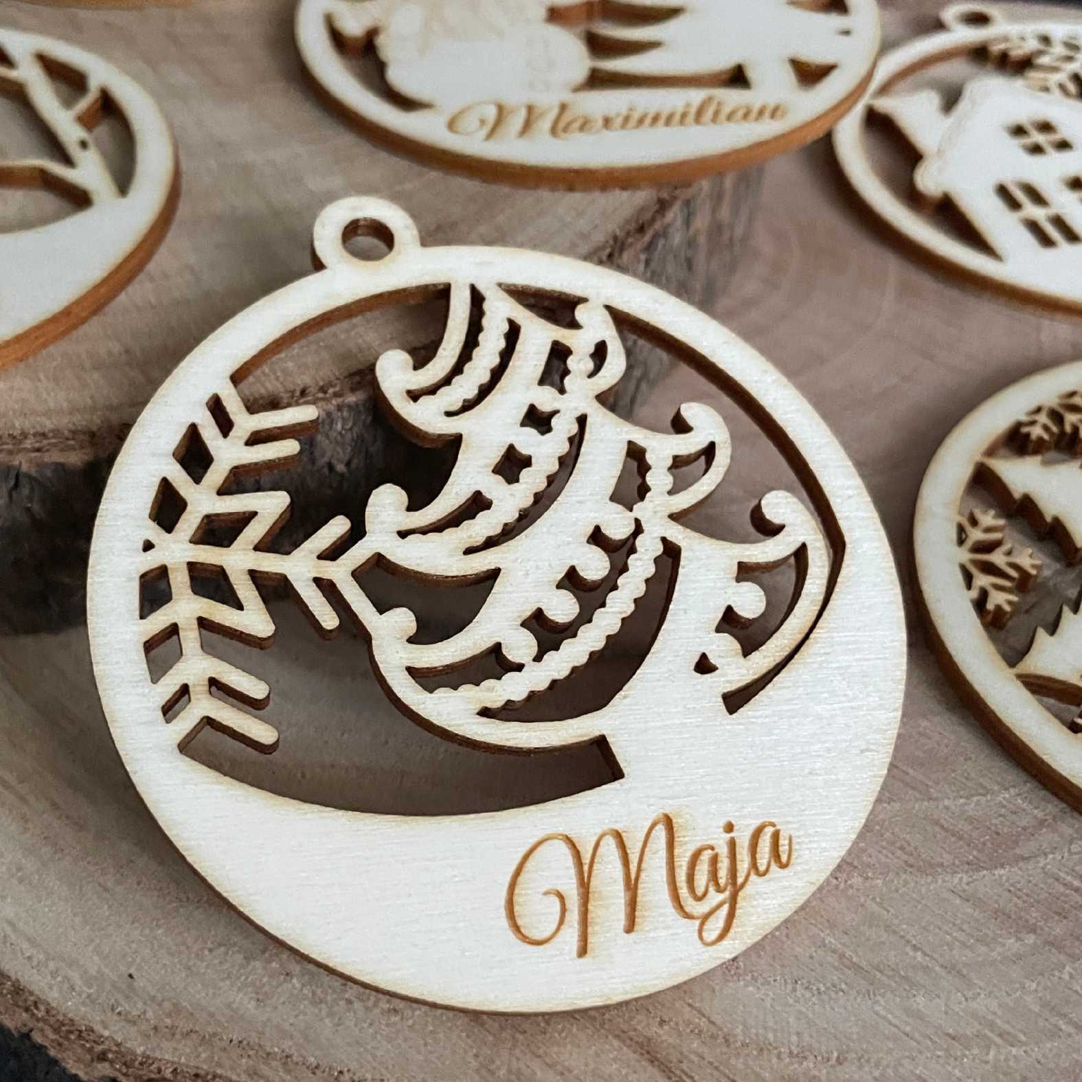 FOTOFOL Personalisierte Weihnachtskugeln aus Holz | Christbaumkugeln mit Namen | Schmücken Sie Ihren Baum oder Tisch mit bezaubernden Weihnachtskugeln aus Holz
Gestalte deine personalisierten Weihnachtskugeln ganz einfach selbst und schaffe so eine bleibende Erinnerung.