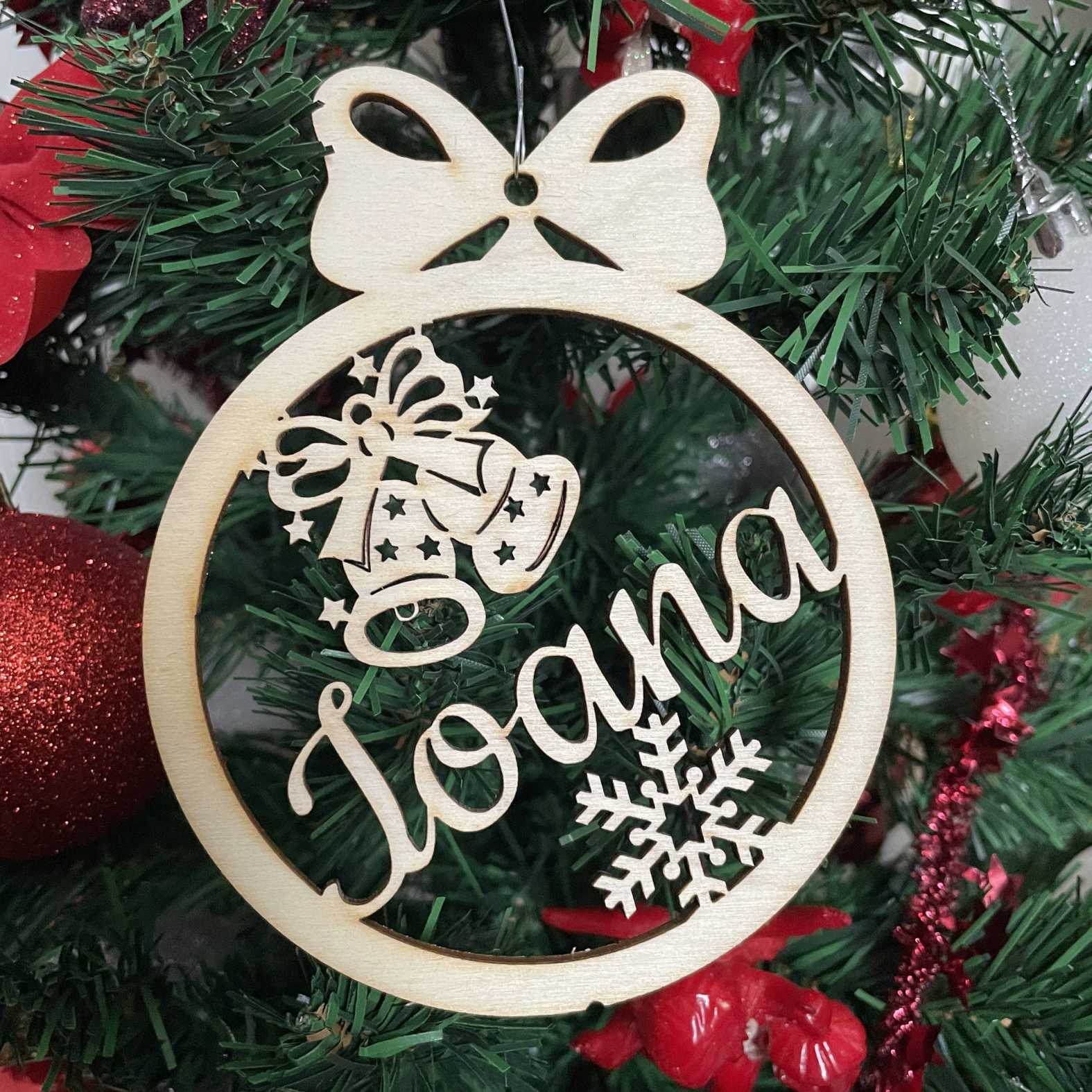 FOTOFOL Personalisierte Weihnachtskugeln aus Holz | Christbaumkugeln mit Namen | Schmücken Sie Ihren Baum mit bezaubernden Weihnachtskugeln aus Holz | Gestalte deine personalisierten Weihnachtskugeln ganz einfach selbst und schaffe so eine bleibende Erinnerung