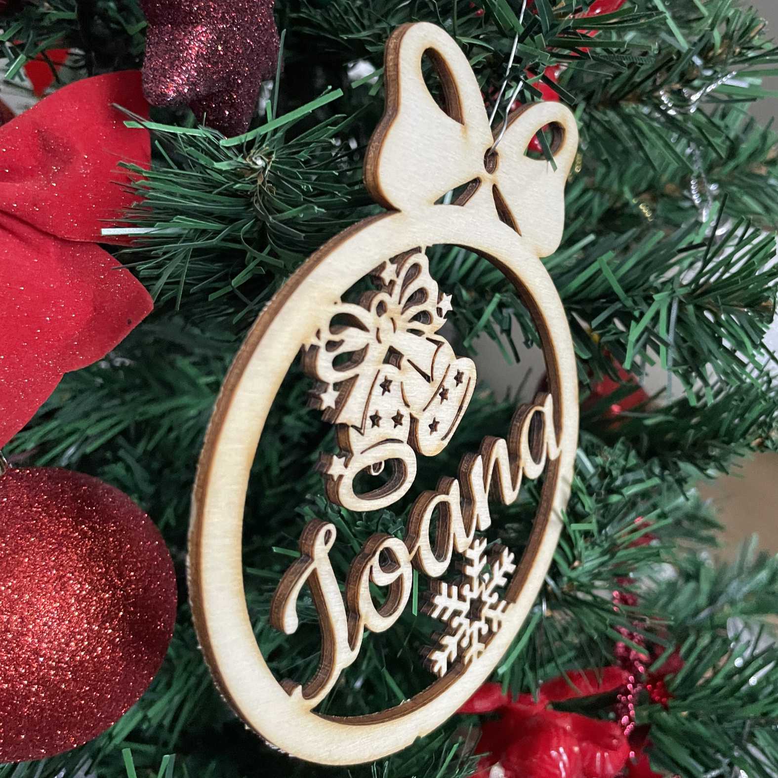 FOTOFOL Personalisierte Weihnachtskugeln aus Holz | Christbaumkugeln mit Namen | Schmücken Sie Ihren Baum mit bezaubernden Weihnachtskugeln aus Holz | Gestalte deine personalisierten Weihnachtskugeln ganz einfach selbst und schaffe so eine bleibende Erinnerung