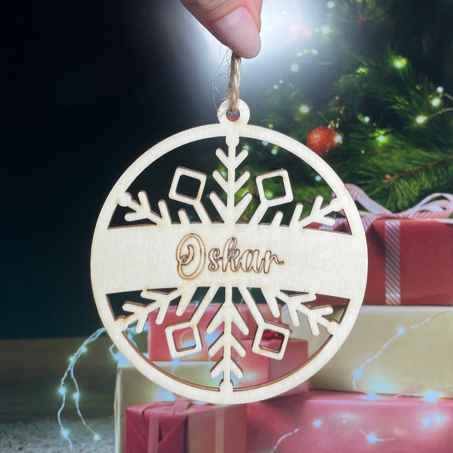 Weihnachtsbaumkugel aus natürlichem Birkensperrholz mit Namen - Skandinavisch - FOTOFOL