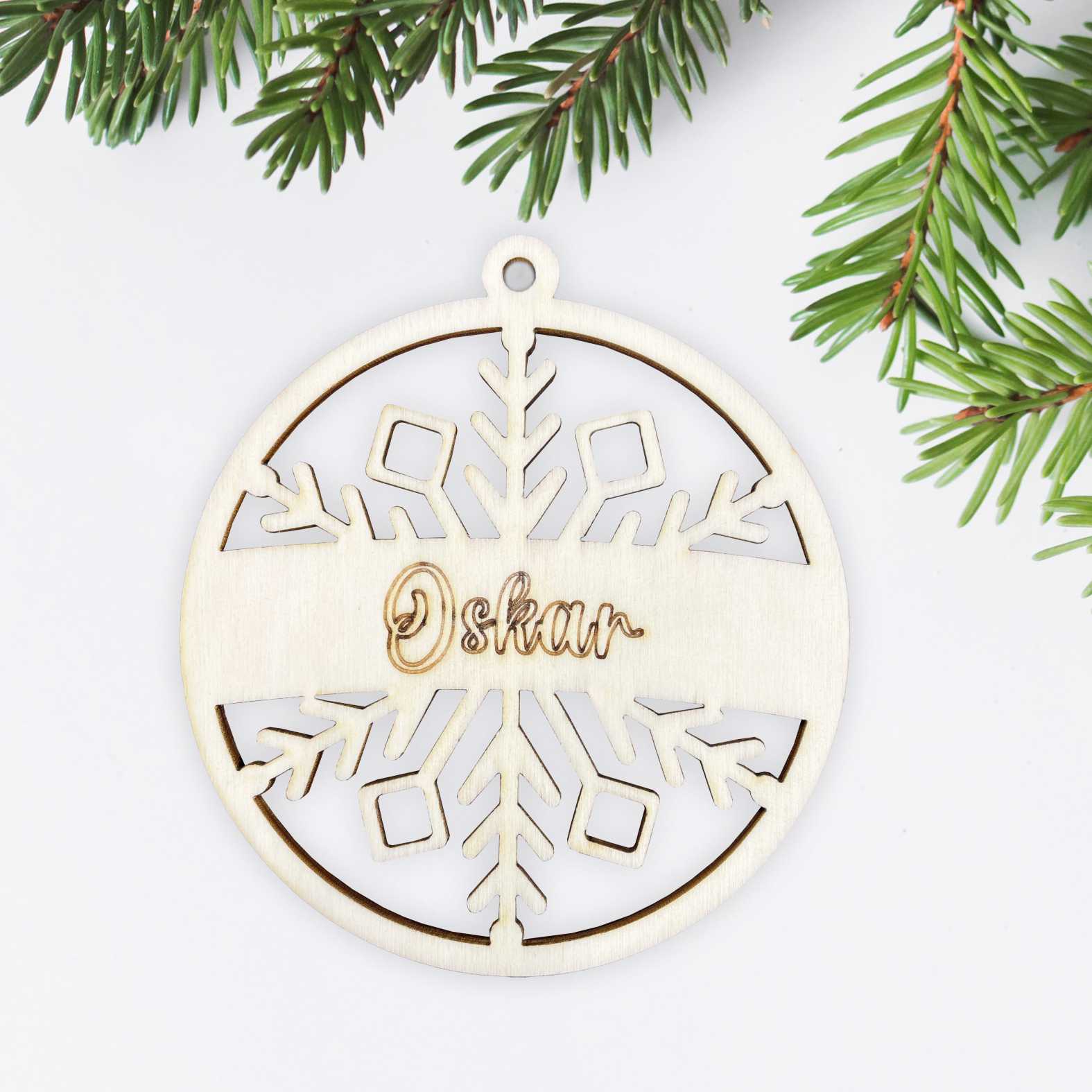 Weihnachtsbaumkugel aus natürlichem Birkensperrholz mit Namen - Skandinavisch - FOTOFOL