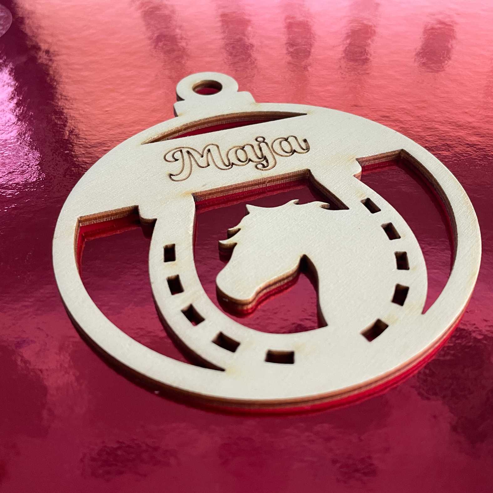 Weihnachtsbaumkugel aus natürlichem Birkensperrholz mit Namen - Pferd - FOTOFOL