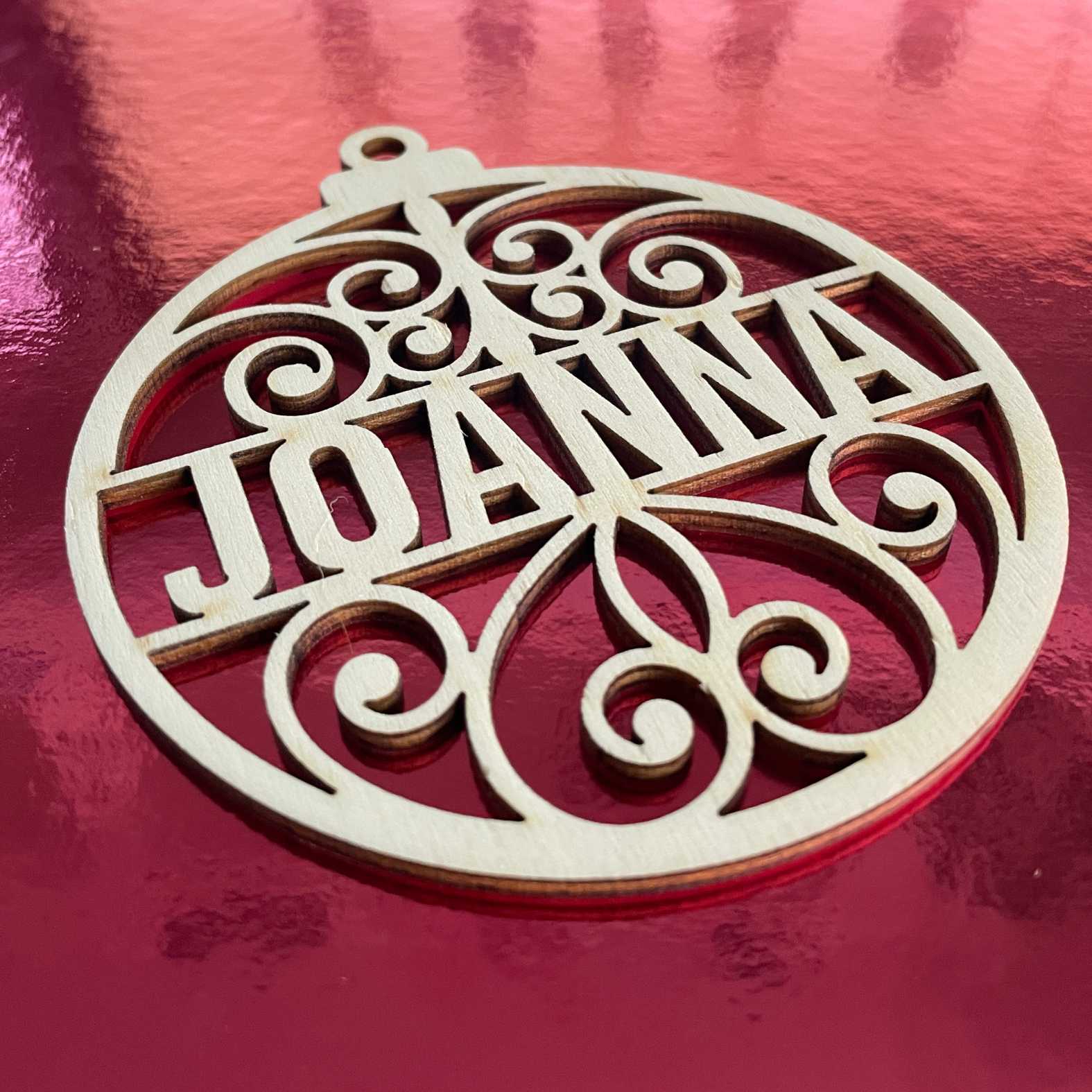 Weihnachtsbaumkugel aus natürlichem Birkensperrholz mit Namen - Ornament - FOTOFOL