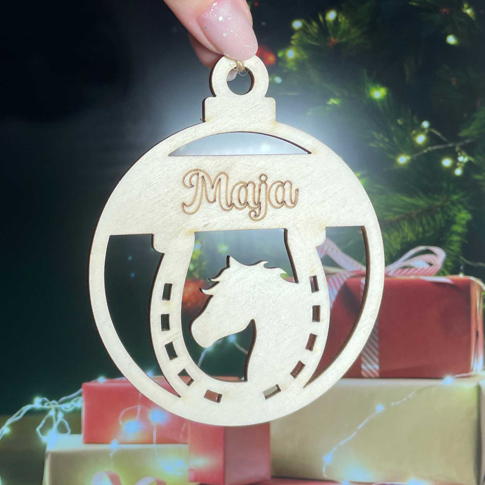 Weihnachtsbaumkugel aus natürlichem Birkensperrholz mit Namen - Pferd - FOTOFOL