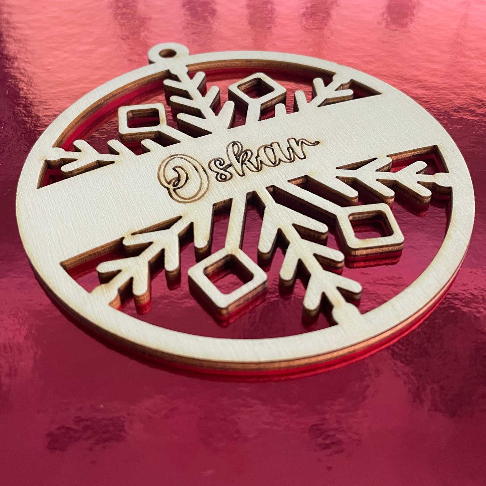 Weihnachtsbaumkugel aus natürlichem Birkensperrholz mit Namen - Skandinavisch - FOTOFOL