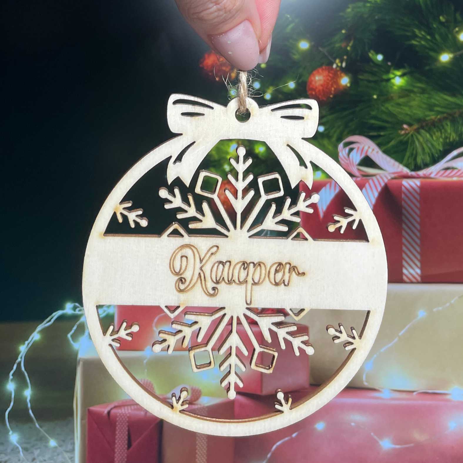 FOTOFOL Personalisierte Weihnachtskugeln aus Holz | Christbaumkugeln mit Namen | Schmücken Sie Ihren Baum mit bezaubernden Weihnachtskugeln aus Holz | Gestalte deine personalisierten Weihnachtskugeln ganz einfach selbst und schaffe so eine bleibende Erinnerung