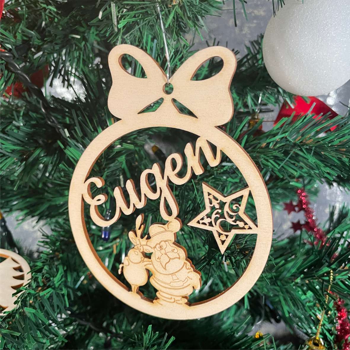 Weihnachtsbaumkugel aus natürlichem Birkensperrholz mit Namen