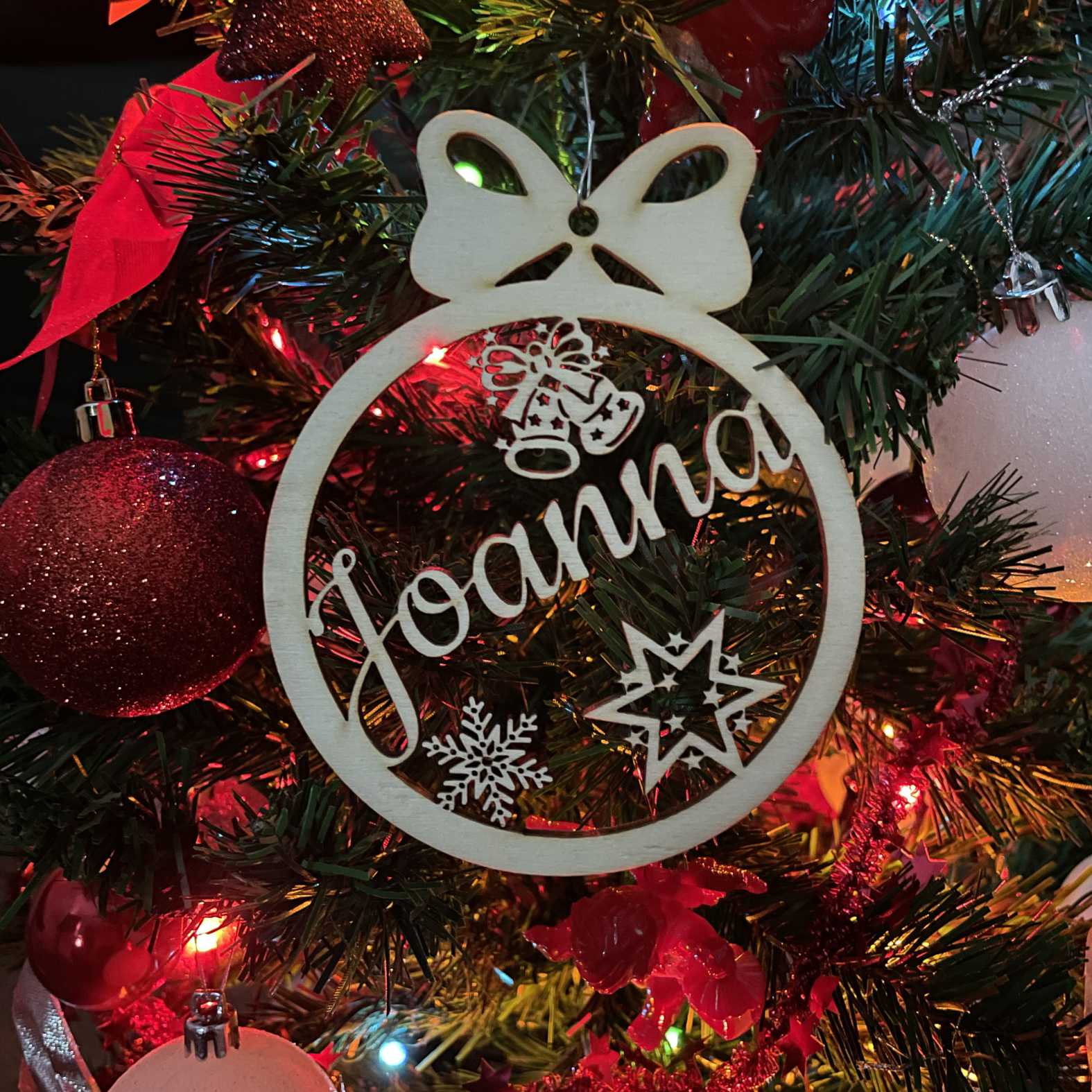 FOTOFOL Personalisierte Weihnachtskugeln aus Holz | Christbaumkugeln mit Namen | Schmücken Sie Ihren Baum mit bezaubernden Weihnachtskugeln aus Holz | Gestalte deine personalisierten Weihnachtskugeln ganz einfach selbst und schaffe so eine bleibende Erinnerung