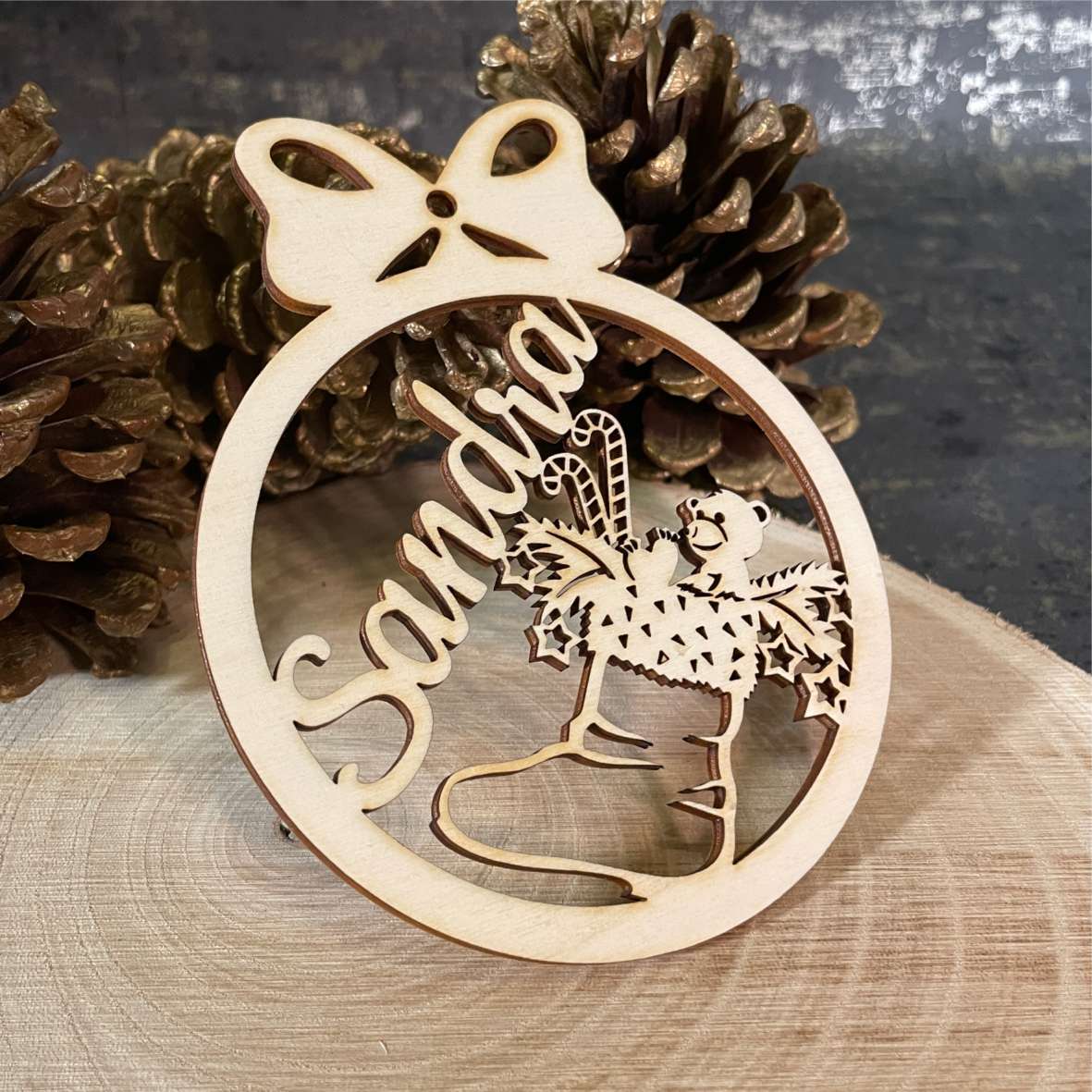 FOTOFOL Personalisierte Weihnachtskugeln aus Holz | Christbaumkugeln mit Namen | Schmücken Sie Ihren Baum mit bezaubernden Weihnachtskugeln aus Holz | Gestalte deine personalisierten Weihnachtskugeln ganz einfach selbst und schaffe so eine bleibende Erinnerung