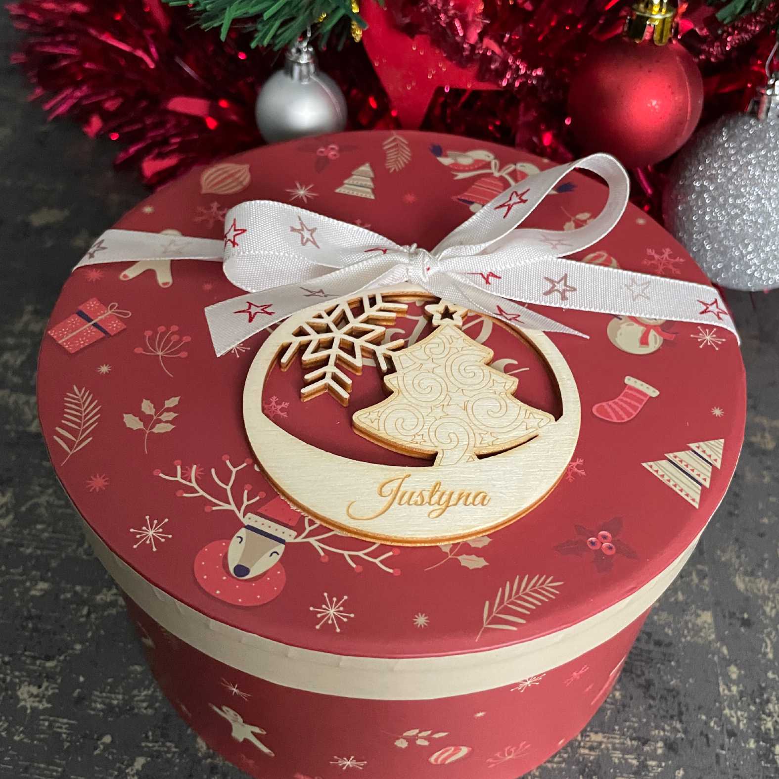 FOTOFOL Personalisierte Weihnachtskugeln aus Holz | Christbaumkugeln mit Namen | Schmücken Sie Ihren Baum oder Tisch mit bezaubernden Weihnachtskugeln aus Holz
Gestalte deine personalisierten Weihnachtskugeln ganz einfach selbst und schaffe so eine bleibende Erinnerung.