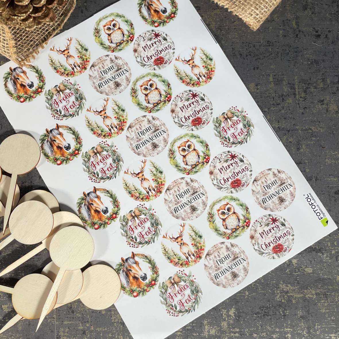 FOTOFOL - 12er Set Holz-Cupcake-Stecker mit 28 Aufklebern für festliche Muffins und Donuts.