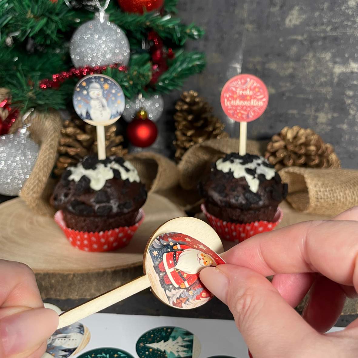 FOTOFOL - 12er Set Holz-Cupcake-Stecker mit 28 Aufklebern für festliche Muffins und Donuts.