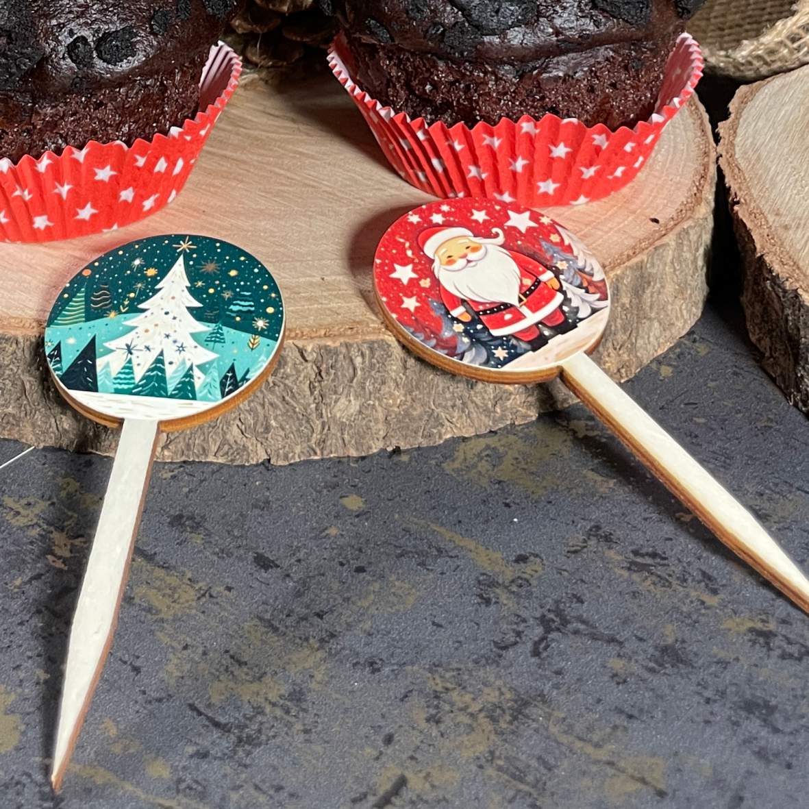 FOTOFOL - 12er Set Holz-Cupcake-Stecker mit 28 Aufklebern für festliche Muffins und Donuts.