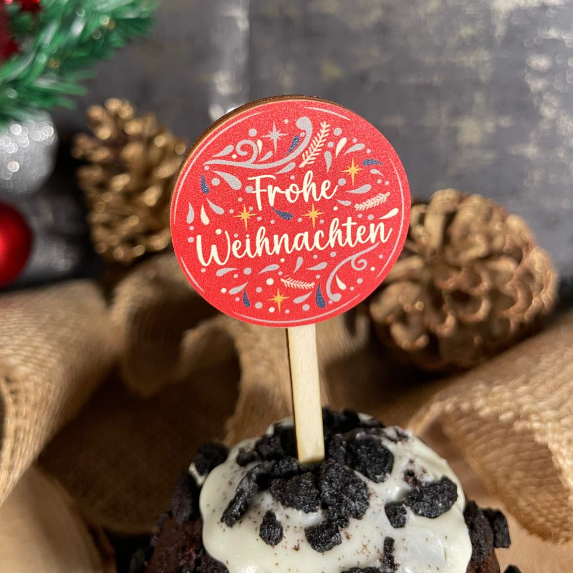 FOTOFOL - 12er Set Holz-Cupcake-Stecker mit 28 Aufklebern für festliche Muffins und Donuts.