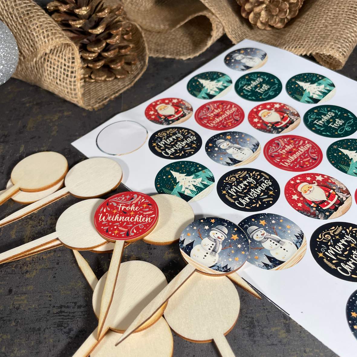 FOTOFOL - 12er Set Holz-Cupcake-Stecker mit 28 Aufklebern für festliche Muffins und Donuts.