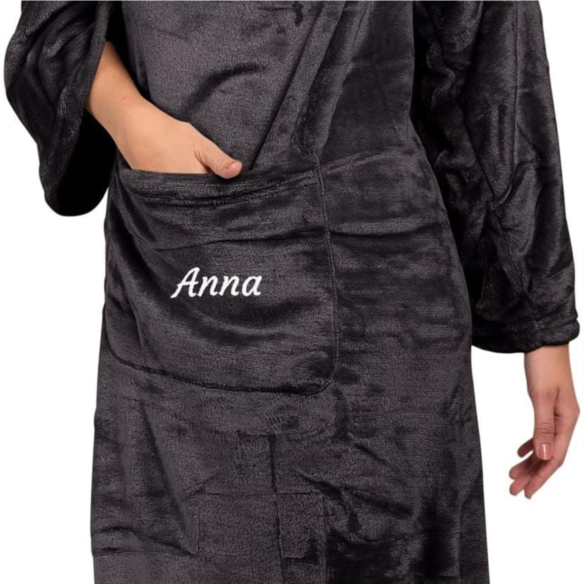 FOTOFOL-Das perfekte Weihnachtsgeschenk für Frauen - Kuscheldecke mit Ärmeln personalisieren. Mit Namen bestickt