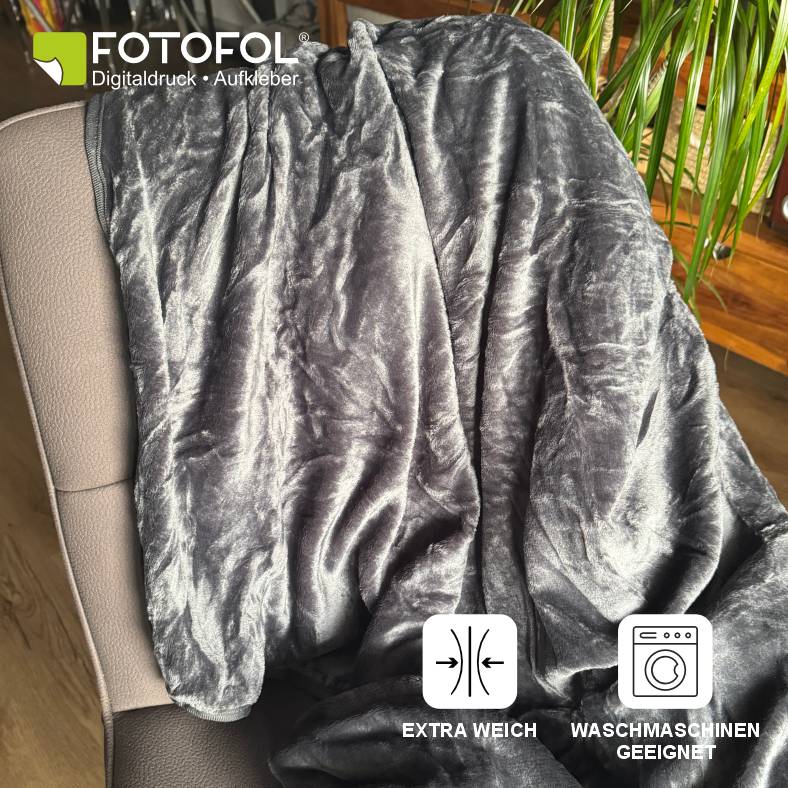 FOTOFOL - 2-in-1 Reisekissen und Reisedecke, personalisierbar mit Namen – Weiche & Warme Decke für Flugzeug und Auto, inkl. Gepäckhülle und Rucksackclip