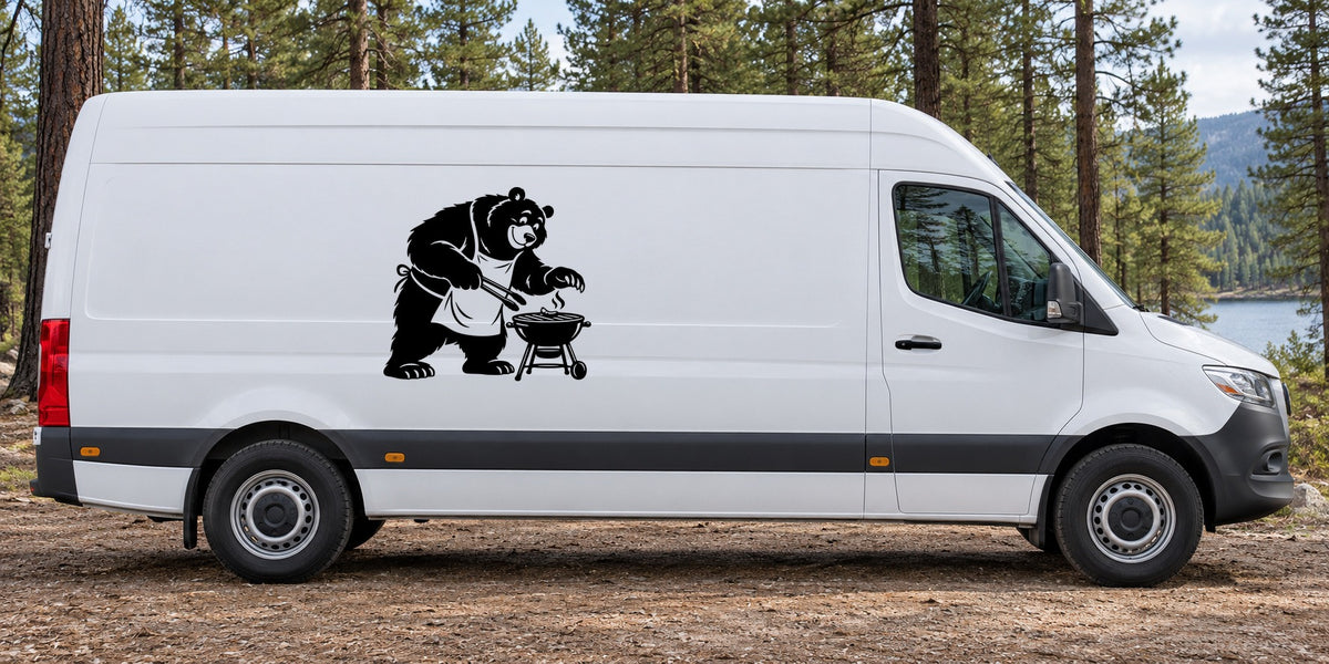 Bär bewacht den Grill – Beispiel am Kastenwagen