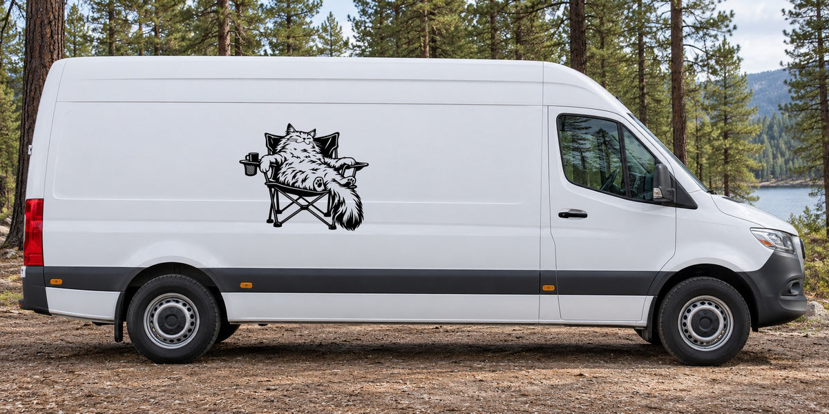 Katze beansprucht den Campingstuhl – Beispiel am Kastenwagen