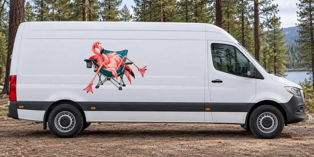 Flamingo am Faltstuhl – Beispiel am Kastenwagen
