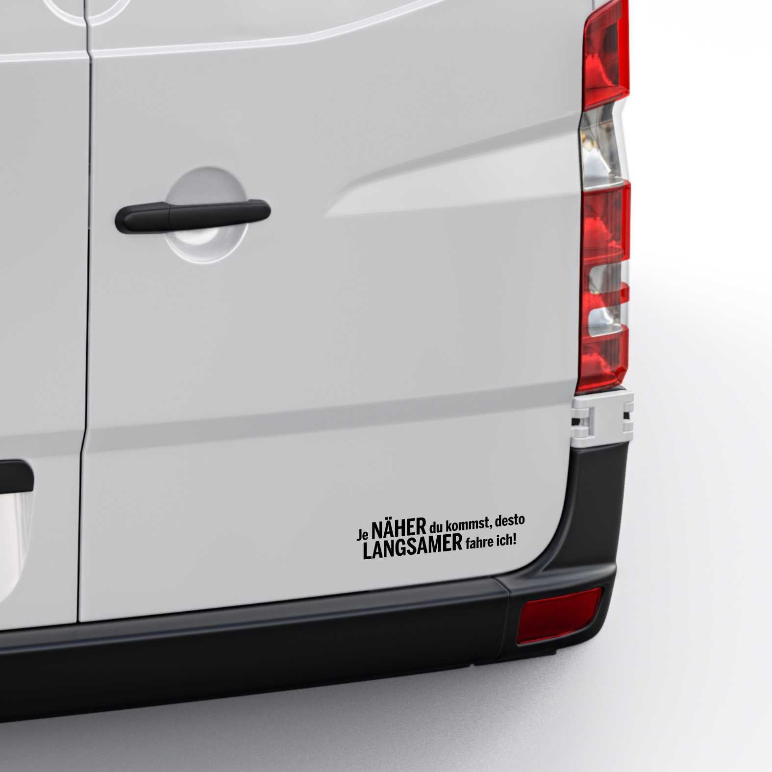 Lustige Aufkleber - "Je NÄHER du kommst desto LANGSAMER fahre ich!"- Style 1 - FOTOFOL