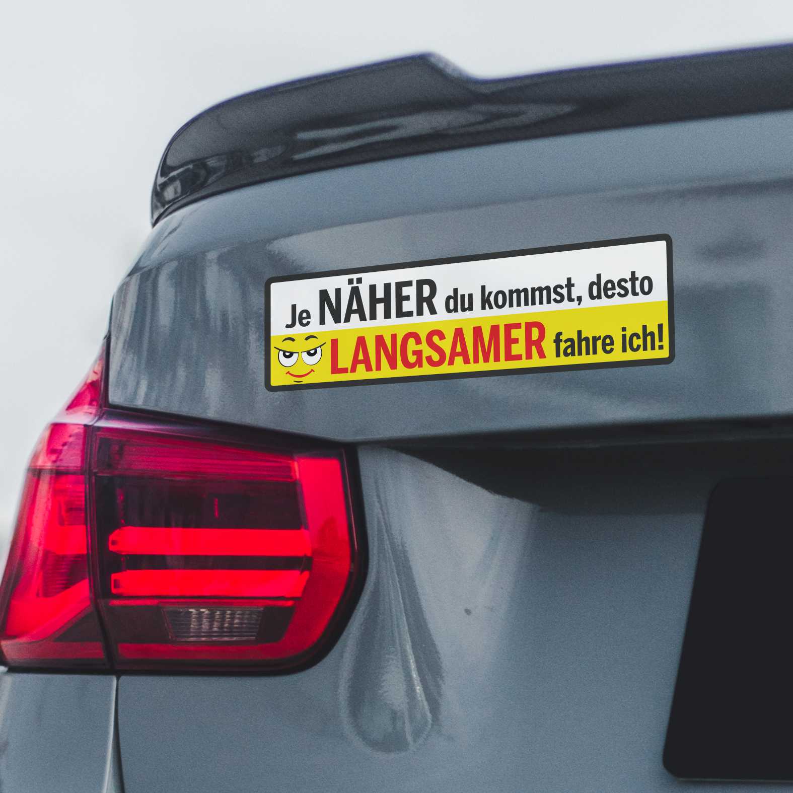 Lustige Aufkleber - "Je NÄHER du kommst desto LANGSAMER fahre ich!"- Style 4 - FOTOFOL