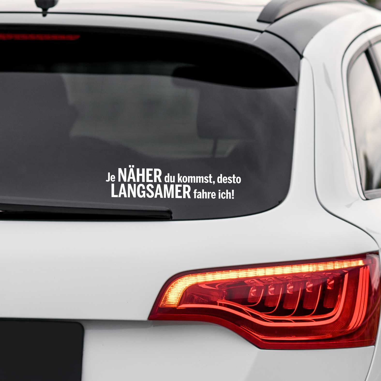Lustige Aufkleber - "Je NÄHER du kommst desto LANGSAMER fahre ich!"- Style 1 - FOTOFOL