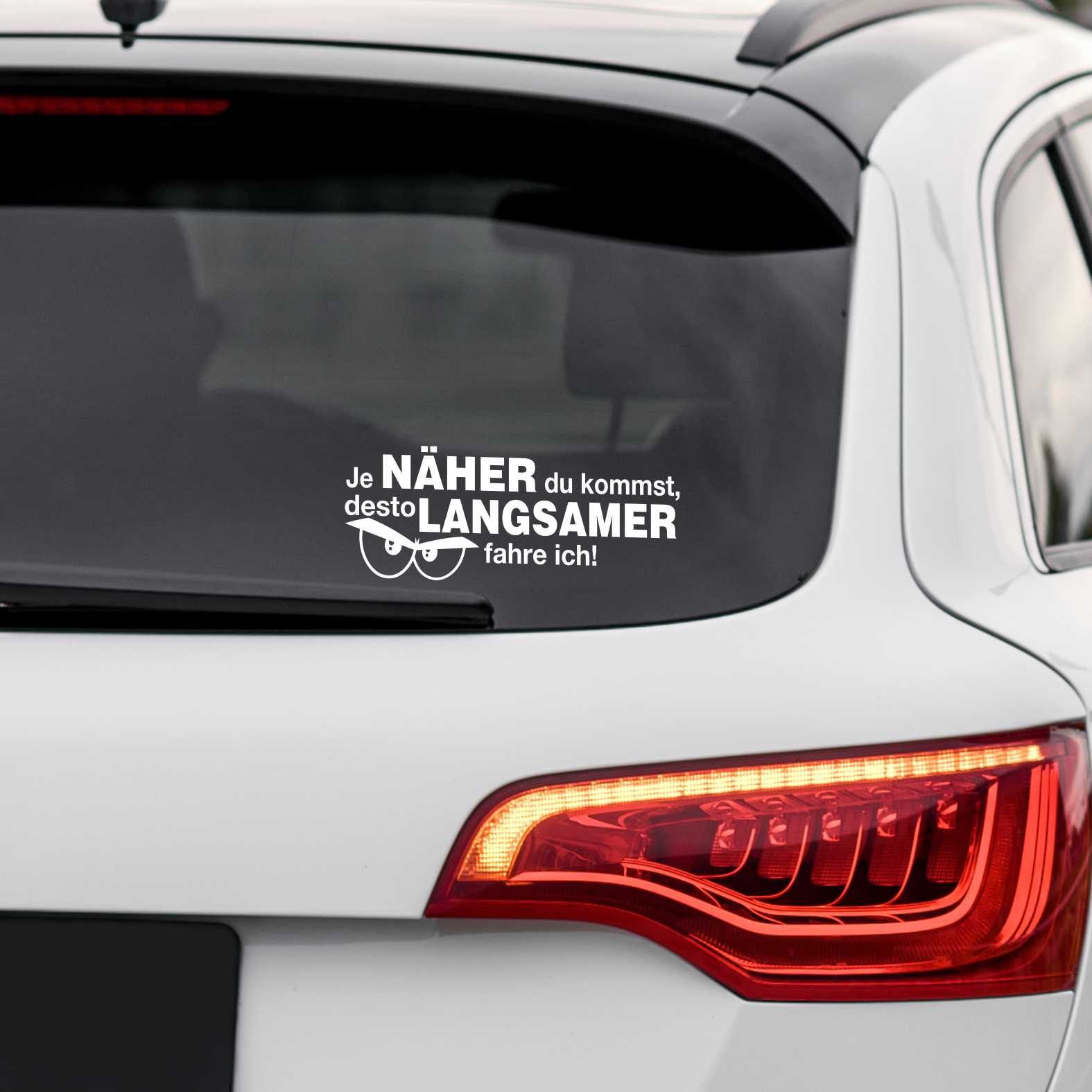 Lustige Aufkleber - "Je NÄHER du kommst desto LANGSAMER fahre ich!"- Style 2 - FOTOFOL
