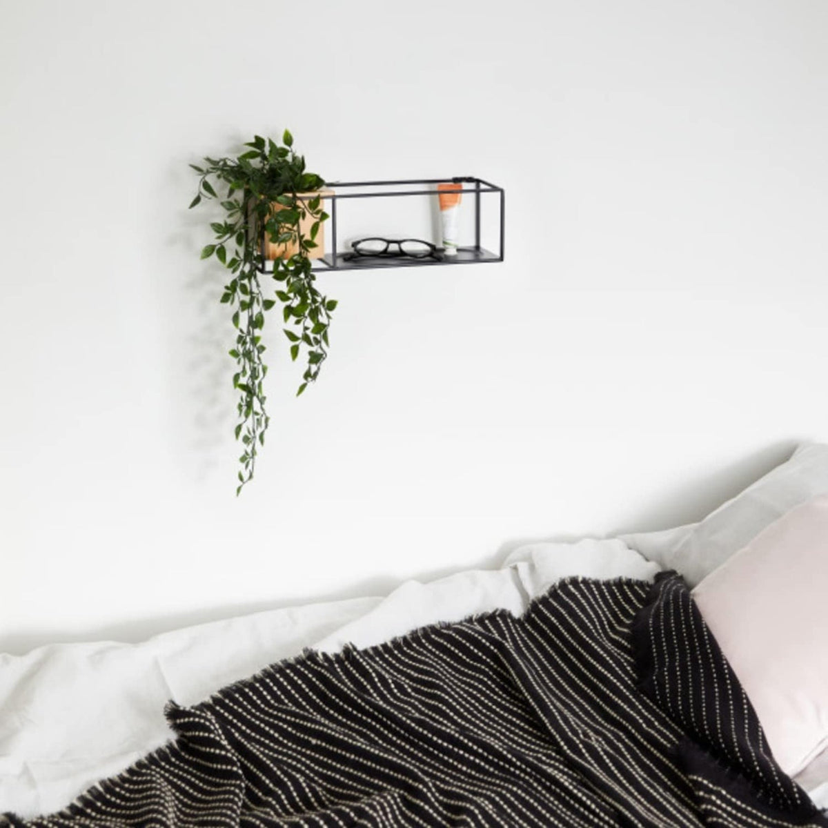 Umbra Cubist schwebendes Regal mit integriertem Pflanzentopf