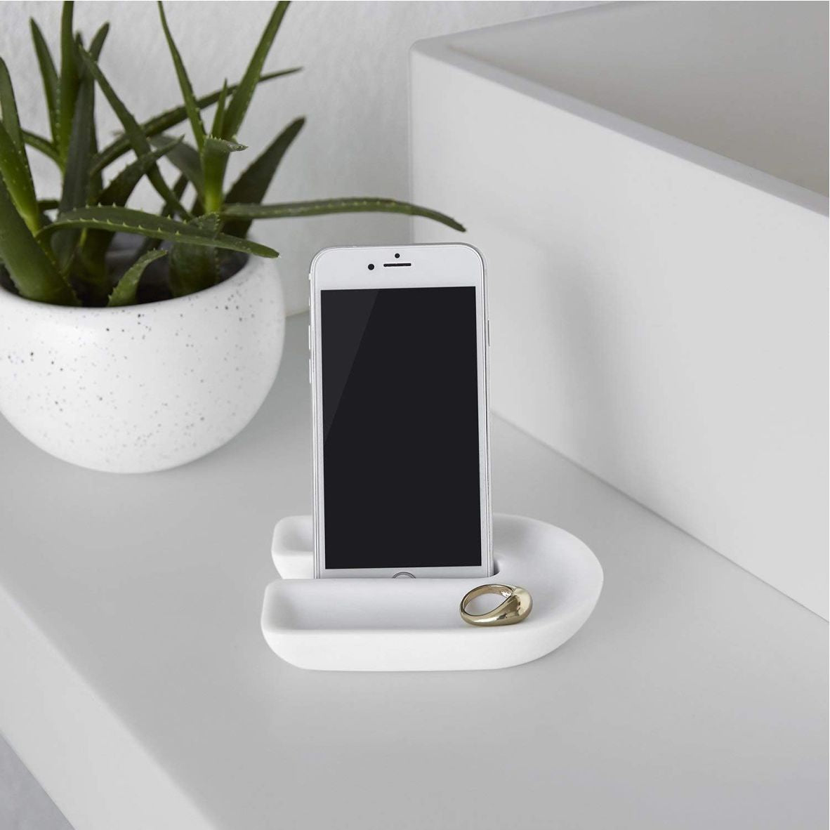 Umbra Junip Badezimmer iPhone Halter mit Ablage – Moderne Handyablage und Schmuckablage aus Polyresin