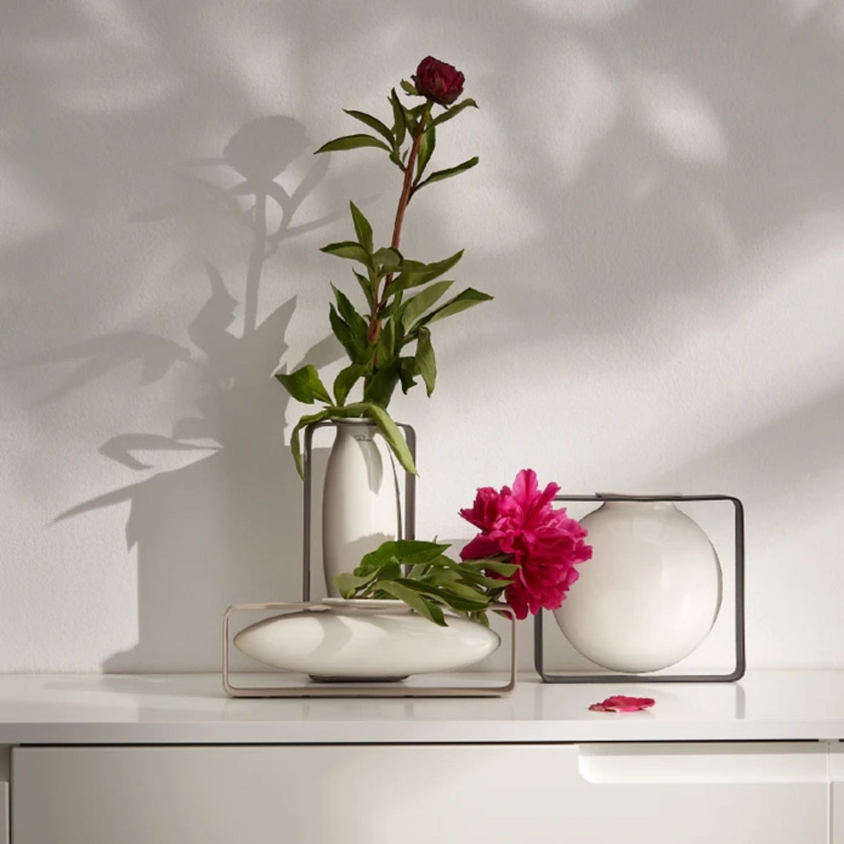 Philippi - Float Vase, hoch - schebende Vase im Metallgestell