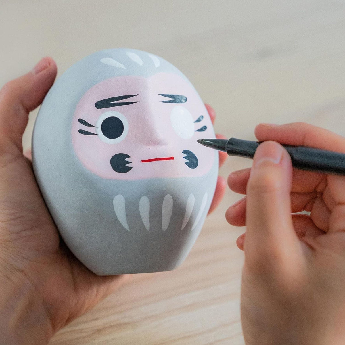 Donkey - Amulett Daruma hellgrau