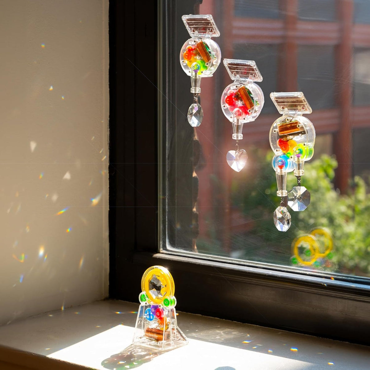 KIKKERLAND Solarbetriebener Herz Regenbogen Maker mit Kristall