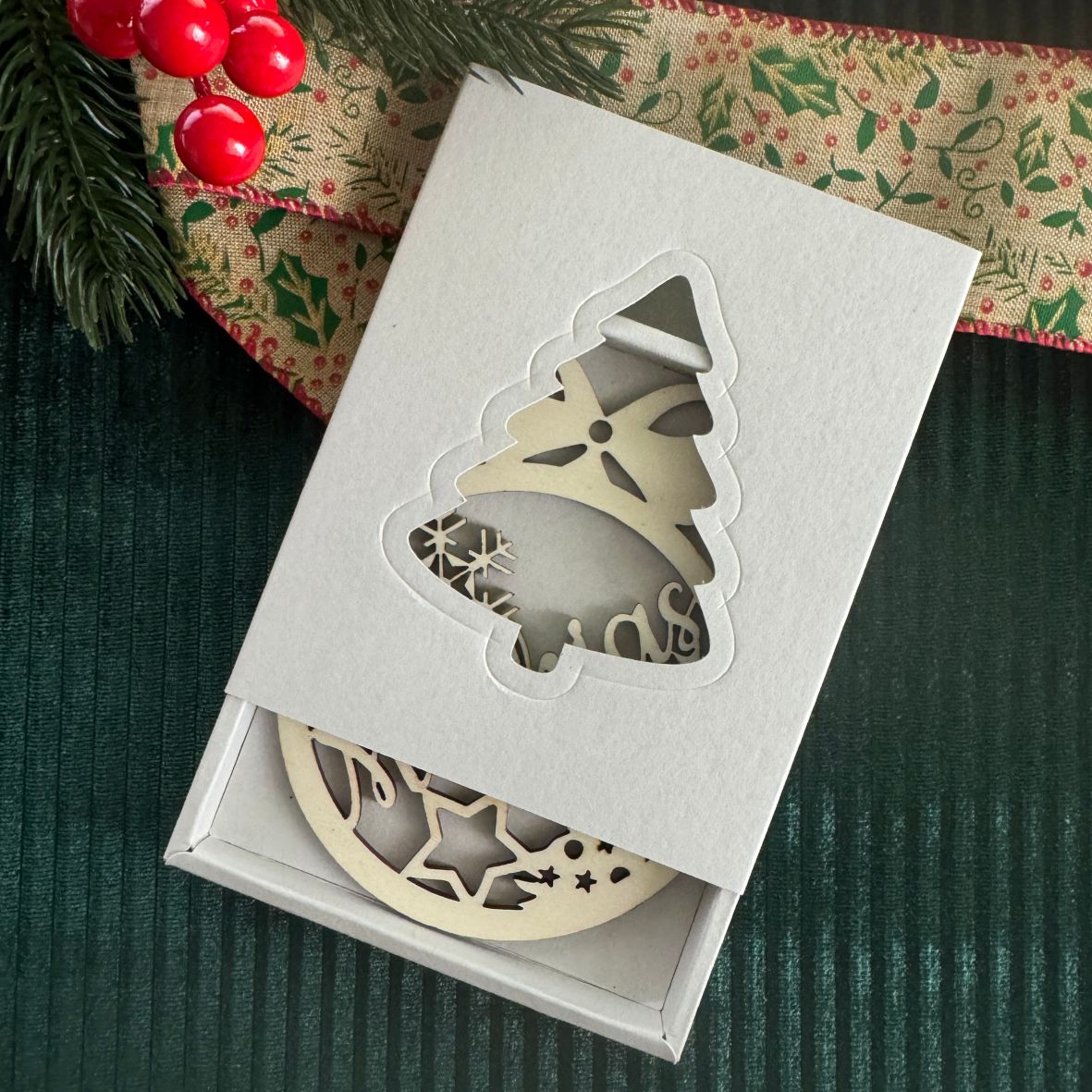 Weihnachtsbaumkugel aus natürlichem Birkensperrholz mit Wunschnamen