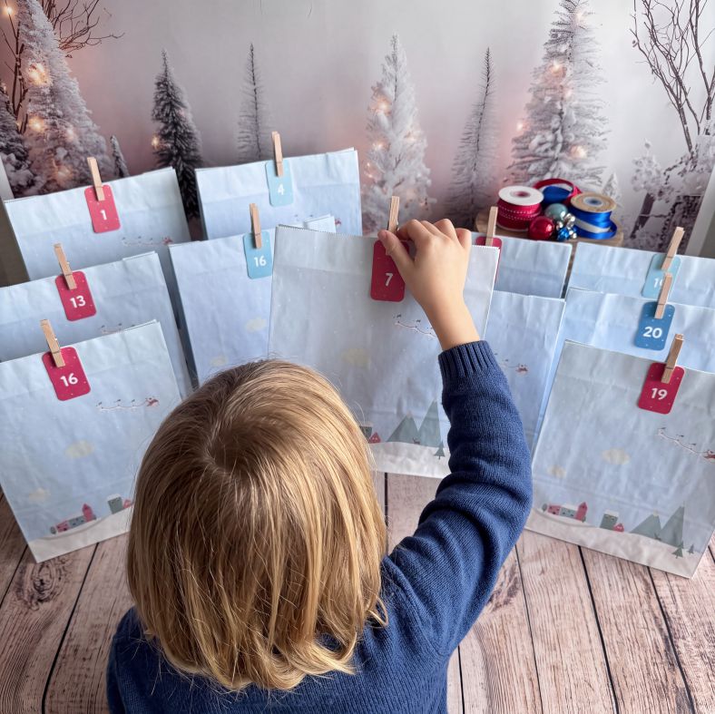 Adventskalender Tüten zum Befüllen – 24 Geschenktüten mit Zahlen & Klammern – Set L, 27 x 33 x 10 cm