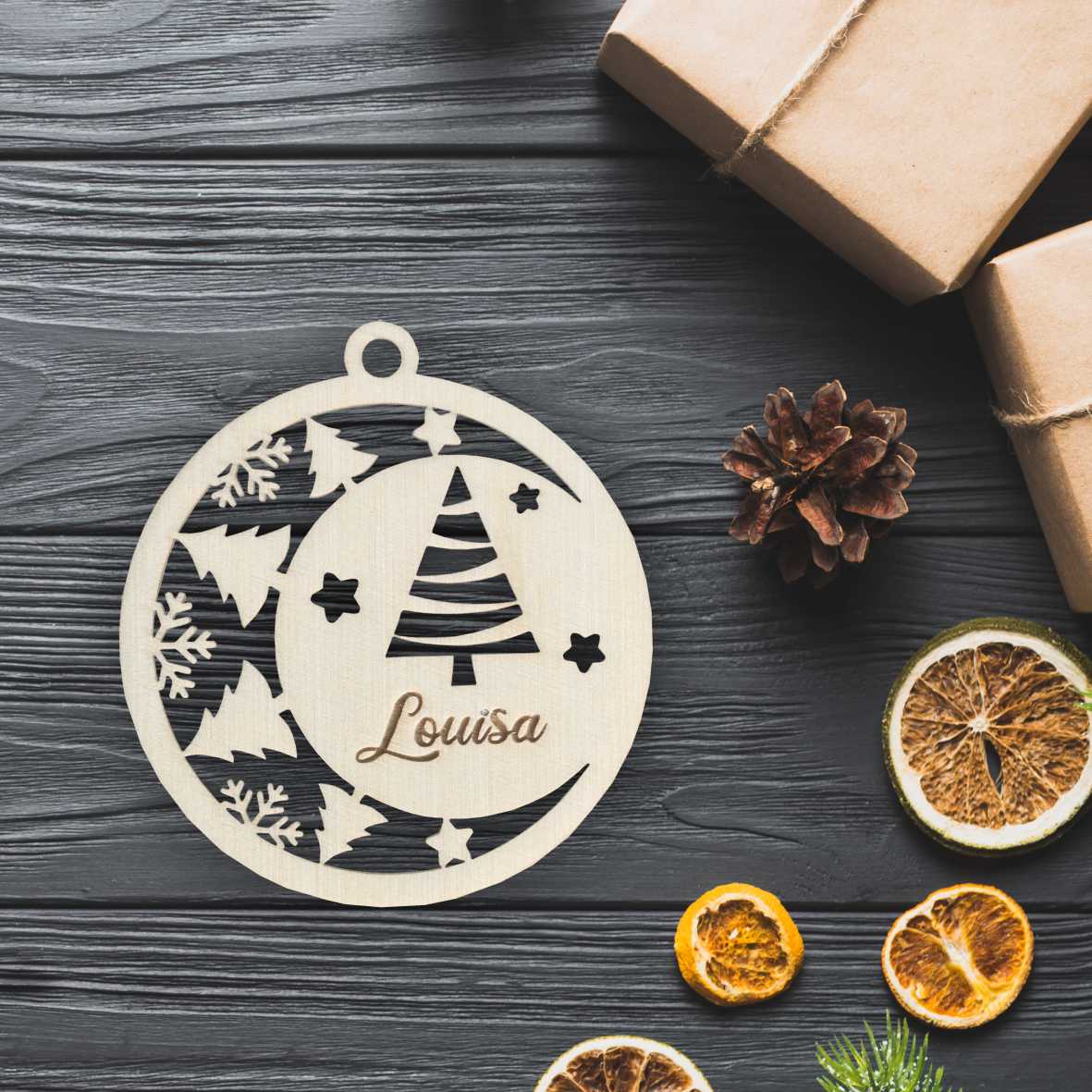 FOTOFOL Personalisierte Weihnachtskugeln aus Holz | Christbaumkugeln mit Namen | Schmücken Sie Ihren Baum oder Tisch mit bezaubernden Weihnachtskugeln aus Holz | Gestalte deine personalisierten Weihnachtskugeln ganz einfach selbst und schaffe so eine bleibende Erinnerung.