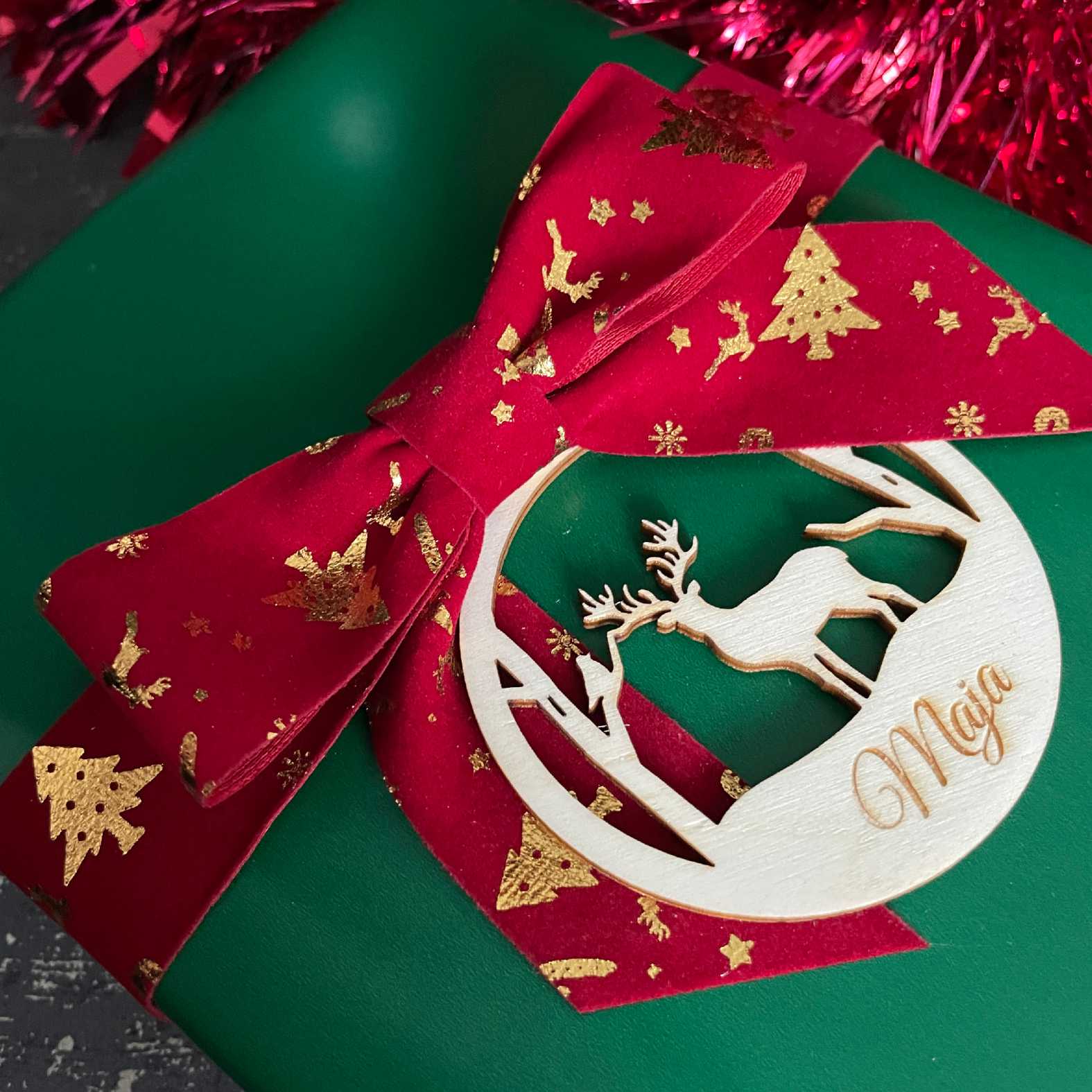 FOTOFOL Personalisierte Weihnachtskugeln aus Holz | Christbaumkugeln mit Namen | Schmücken Sie Ihren Baum oder Tisch mit bezaubernden Weihnachtskugeln aus Holz | Gestalte deine personalisierten Weihnachtskugeln ganz einfach selbst und schaffe so eine bleibende Erinnerung.